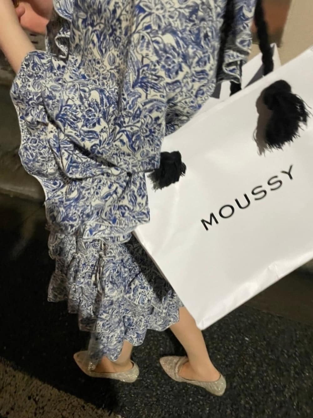 「今日のコーデ、お出かけコーデ、大人コーデ、春コーデ、ドレスコード、ホテルディナー、ワンピース、MOUSSY、花柄、フリル」｜「MOUSSYのFLOWER ドレス（ワンピース、ブルー系）」を使った、Ｋさん（レディース・162cm）の春コーディネートの1枚目の写真