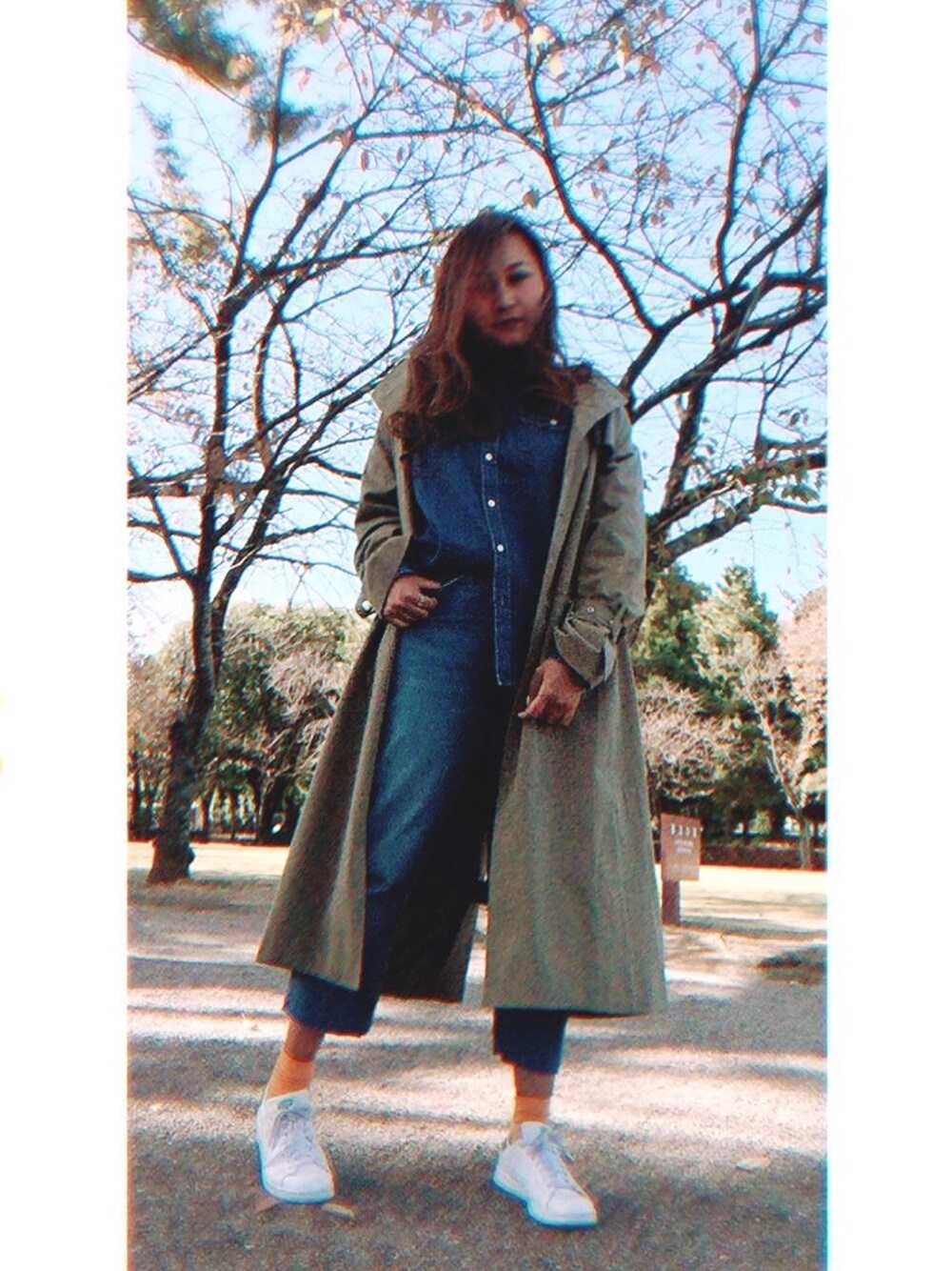 「休日スタイル、シンプルコーデ、カジュアルコーデ、スニーカー、ootd、kumamoto、デニム、trench coat、denim」｜「GUのアイテム（シャツ/ブラウス、ブルー系）」を使った、Cocoさん（レディース・165cm）の秋コーディネートの1枚目の写真