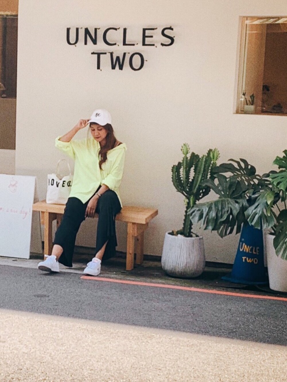 「シンプル、カジュアル、スニーカー、オーバーサイズ、TAIPEI、adidas、ZARA、GU」｜「NEW ERAのアイテム（キャップ、ホワイト系）」を使った、Cocoさん（レディース・165cm）の秋コーディネートの1枚目の写真