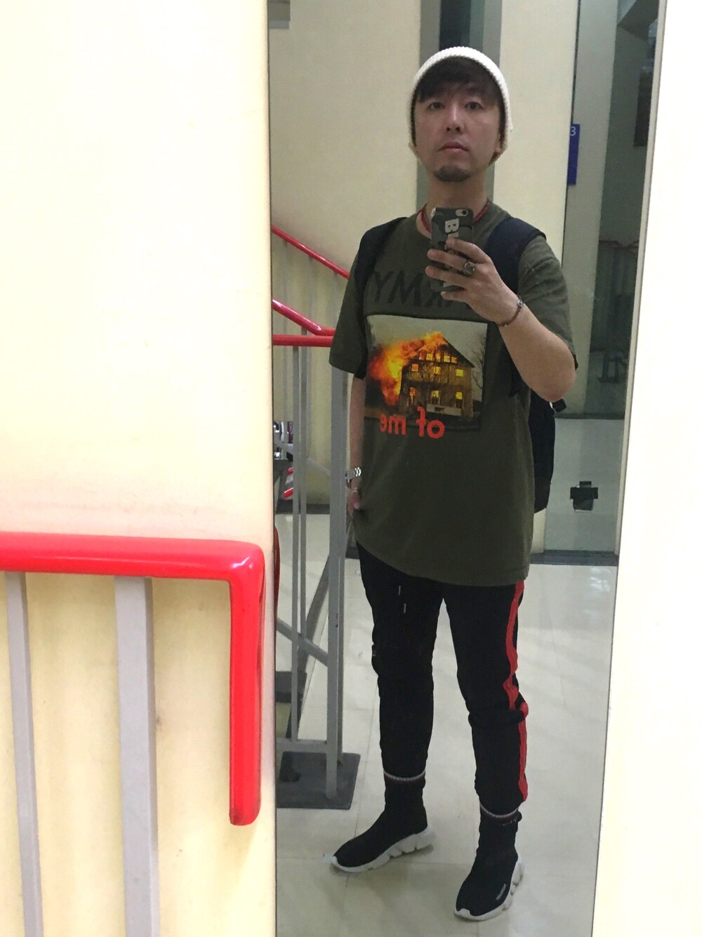 その他のTシャツ/カットソー、ブラック系のパンツ、ブラック系のスニーカーを着用したメンズの夏コーディネートの1枚目の写真