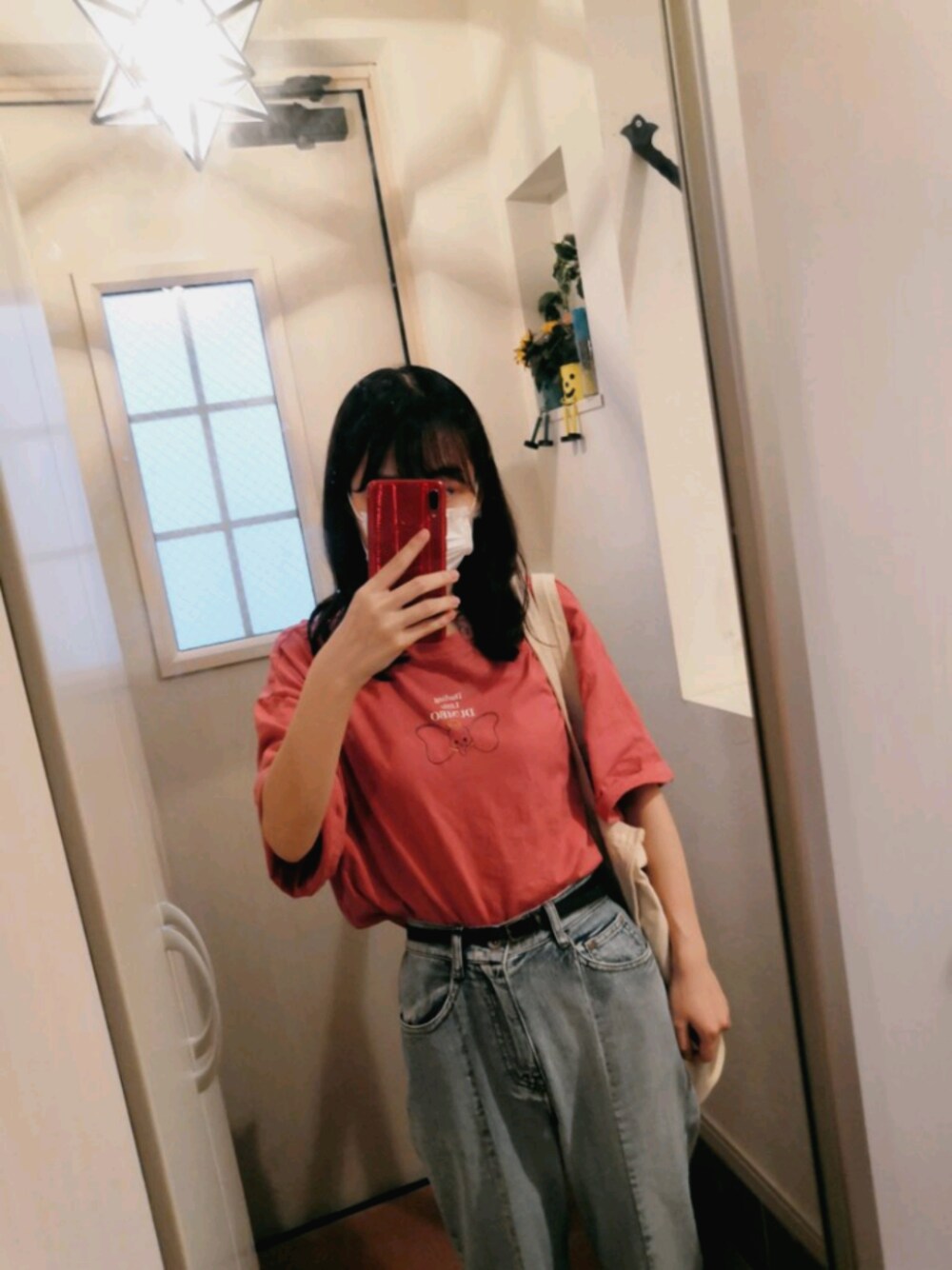 ピンク系のTシャツ/カットソー、ブルー系のデニムパンツを着用したレディースの夏コーディネートの1枚目の写真