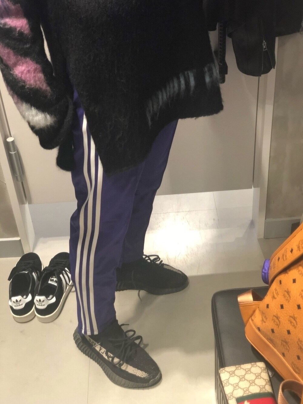 「アディダスジャージ、GUCCI、YeezyBoost350、ビッグシルエット、ライダースジャケット」｜「off whiteのアイテム（ニット/セーター、ブラック系）」を使った、ミナミさん（メンズ・178cm）の冬コーディネートの1枚目の写真