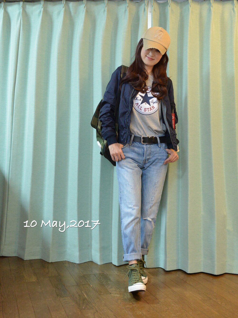 ブルー系のミリタリージャケット、ブルー系のデニムパンツ、グレー系のTシャツ/カットソーを着用したレディースの春コーディネートの1枚目の写真