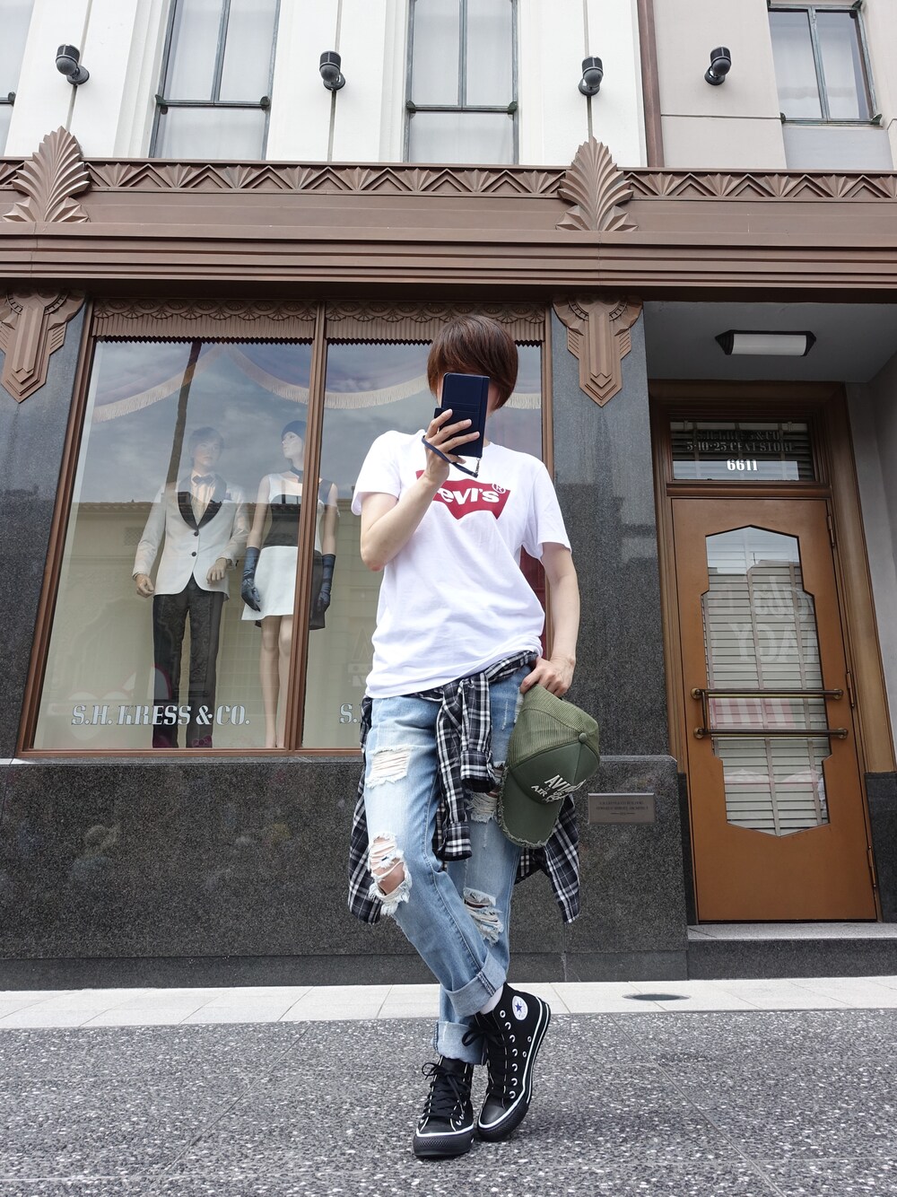 「スニーカー、キャップ、Tシャツ、converse、ダメージデニムパンツ」｜「Levi'sのクルーネックTシャツ/ブランディングプリント/ホワイト（Tシャツ/カットソー、ホワイト系）」を使った、Naoさん（レディース・158cm）の夏コーディネートの1枚目の写真