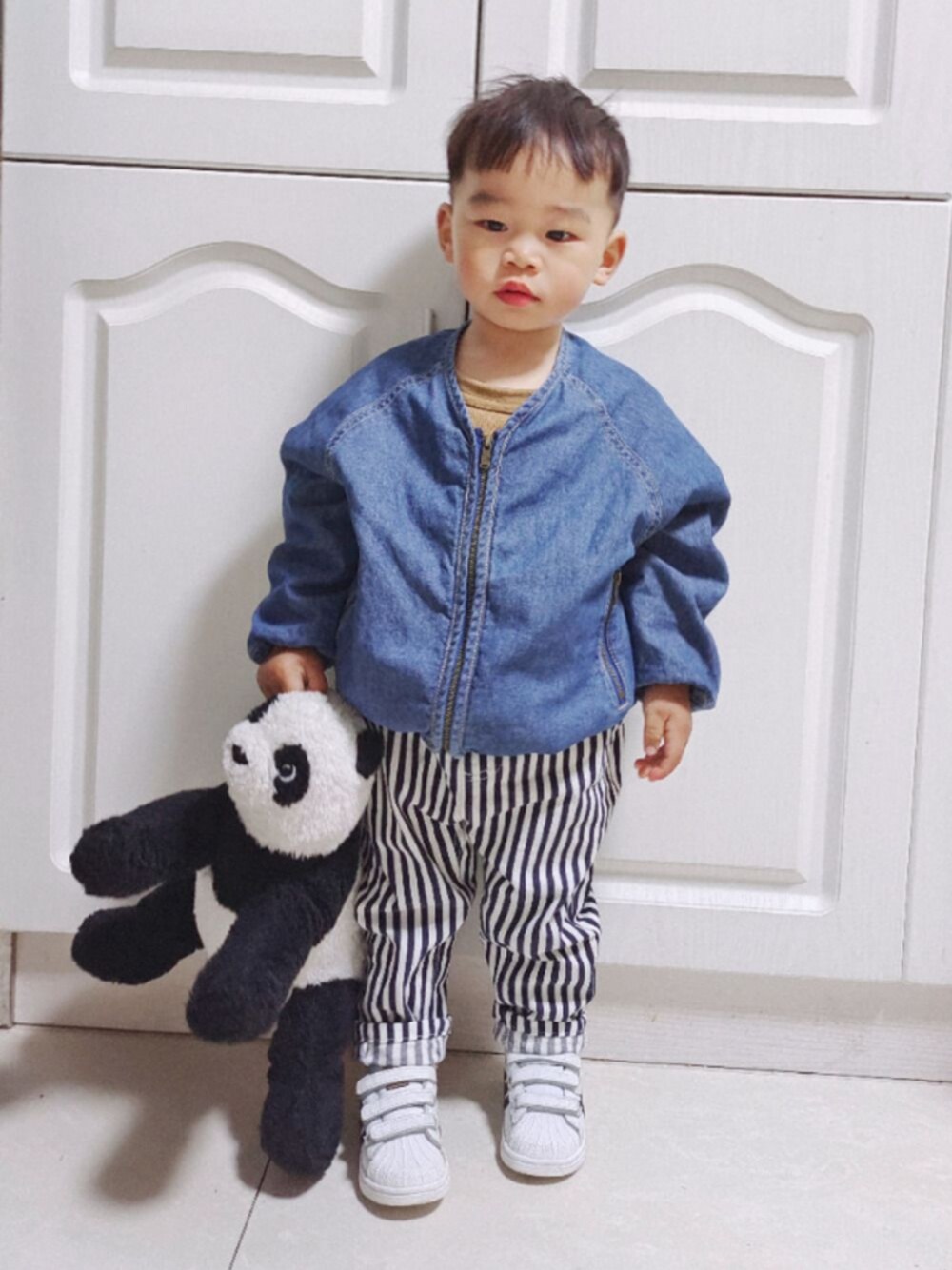 「ootd、球鞋、街头搭配、日系极简、kids」｜「BRANSHESのヒッコリー/デニムテーパードパンツ（その他パンツ、ホワイト系）」を使った、Leeさん（キッズ・80cm）の春コーディネートの1枚目の写真