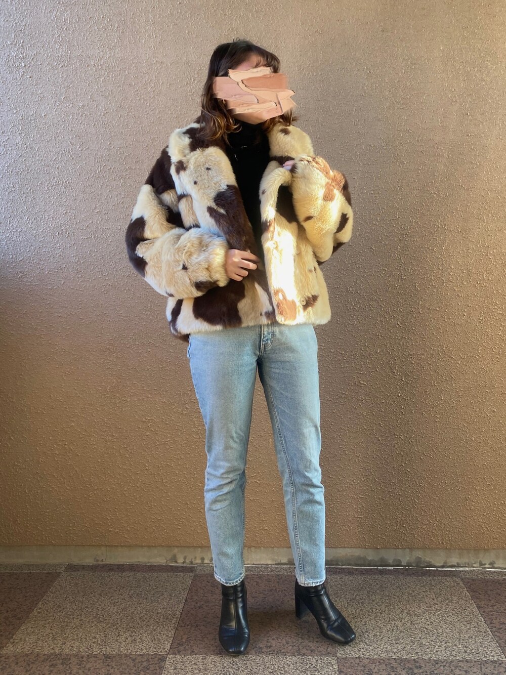 「年末WEAR感謝祭、おしゃれさんと繋がりたい、冬コーデ、ファーコート、カモ柄、デニム、タートルネック、ショートブーツ、UNIQLO、searoomlynn」｜「MOUSSYのMVS SKINNY（デニムパンツ、ブルー系）」を使った、みささん（レディース・162cm）の冬コーディネートの1枚目の写真
