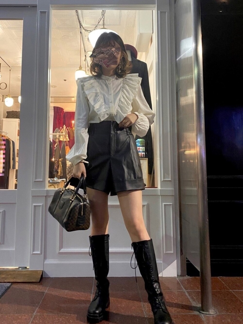 「編み上げブーツ、ロングブーツ、ショートパンツ、レザー、レザーパンツ、フリルブラウス、ブラウス、秋コーデ、休日スタイル、ootd」｜「ZARAのアイテム（その他パンツ、ブラック系）」を使った、みささん（レディース・162cm）の秋コーディネートの1枚目の写真