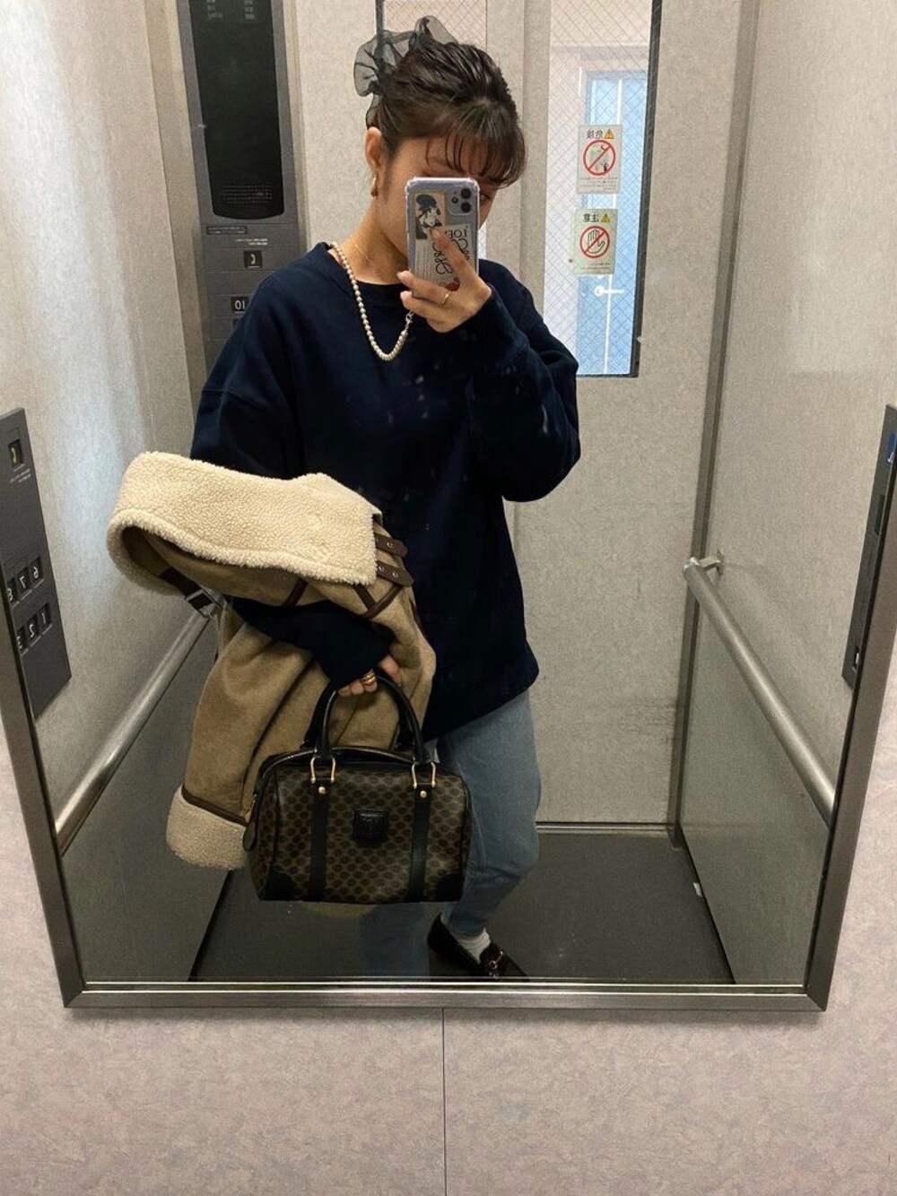 「カジュアルコーデ、スマホショルダー、スウェット、ビックスウェット、デニム、ローファー、シュシュ、GAP、moussy、ootd」｜「GAPのクルーネックスウェット（スウェット、ブルー系）」を使った、みささん（レディース・162cm）の冬コーディネートの1枚目の写真