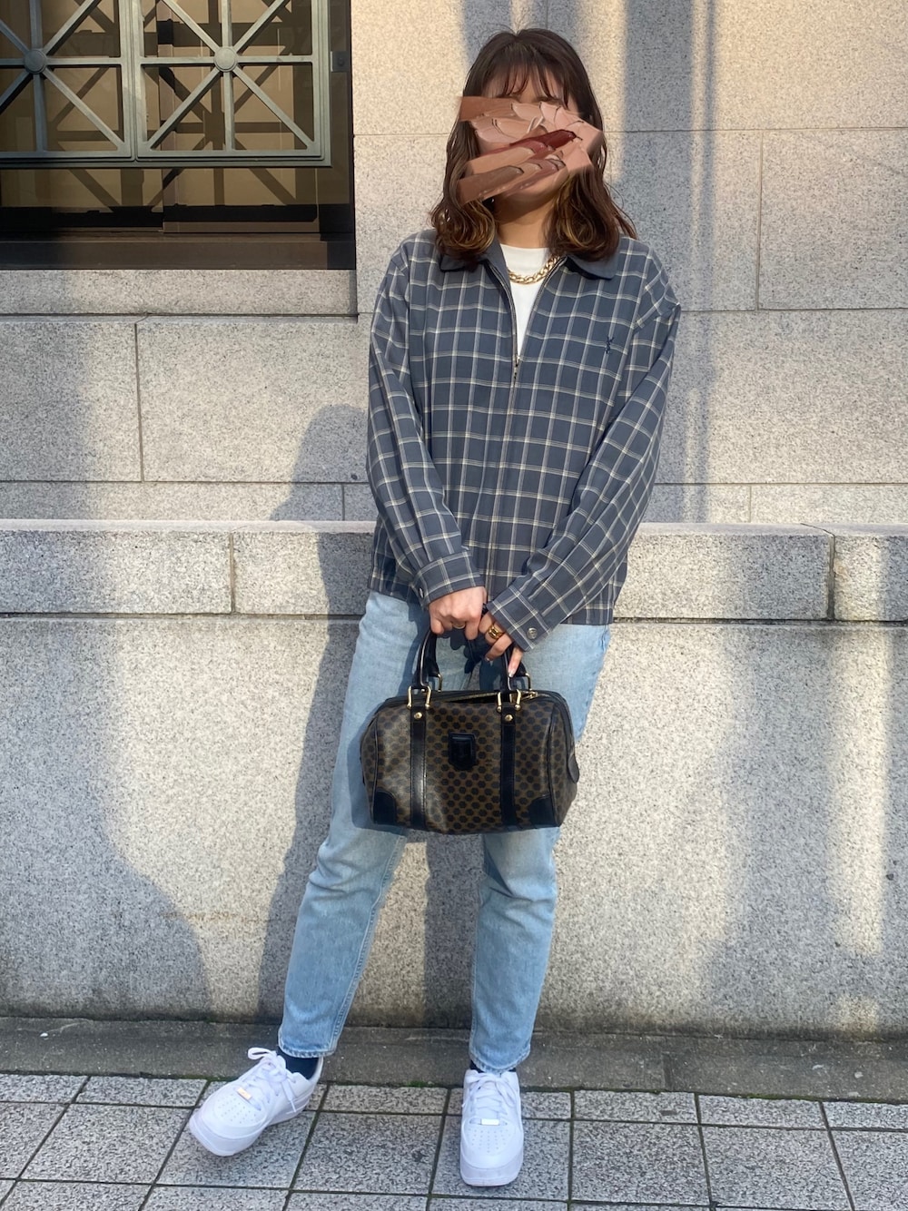 「春コーデ、春めきシューズ、カジュアル、デニム、白スニーカー、エアフォースワン、moussy、ナイキ、YSL」｜「NIKEのナイキ エア フォース 1 セージ LOW ウィメンズシューズ / Nike Air Force 1 Sage Low Women's Shoes AR5339-100 White（スニーカー、ホワイト系）」を使った、みささん（レディース・162cm）の春コーディネートの1枚目の写真