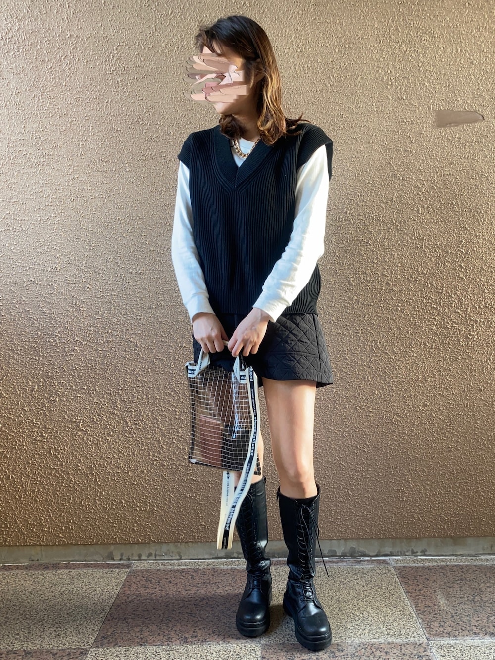 「カジュアル、ショートパンツ、ロングブーツ、ニットベスト、ブラック、Vネック、ZARA、ザラジョ、beautiful people、キルティング」｜「ZARAのアイテム（ベスト、ブラック系）」を使った、みささん（レディース・162cm）の春コーディネートの1枚目の写真