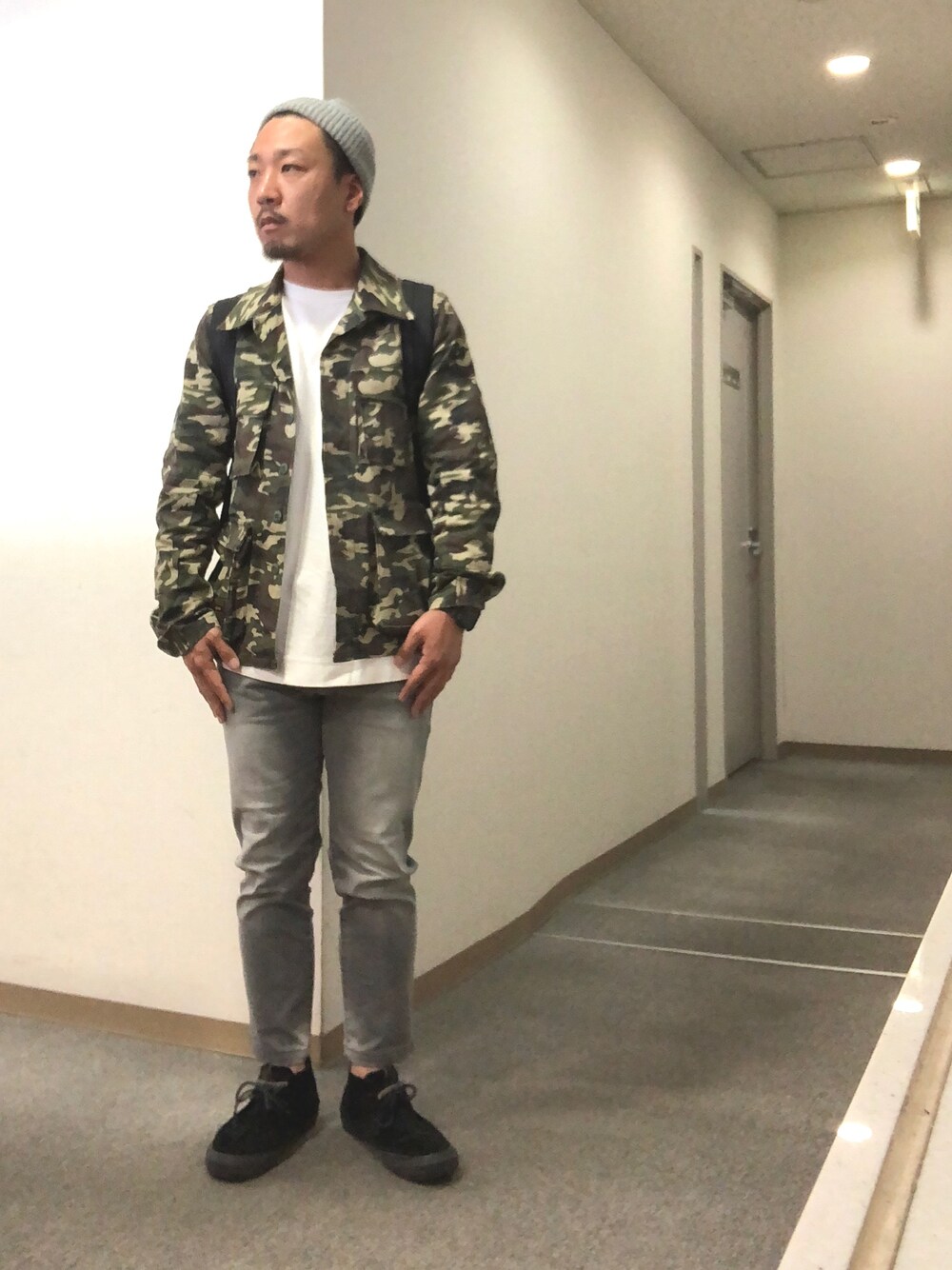 「ミリタリージャケット、カモフラ、グレーニット、グレーデニム、モカシン、春コーデ、カジュアル」｜「glambのPatrick JKT（その他アウター、その他）」を使った、よんさん（メンズ・166cm）の春コーディネートの1枚目の写真