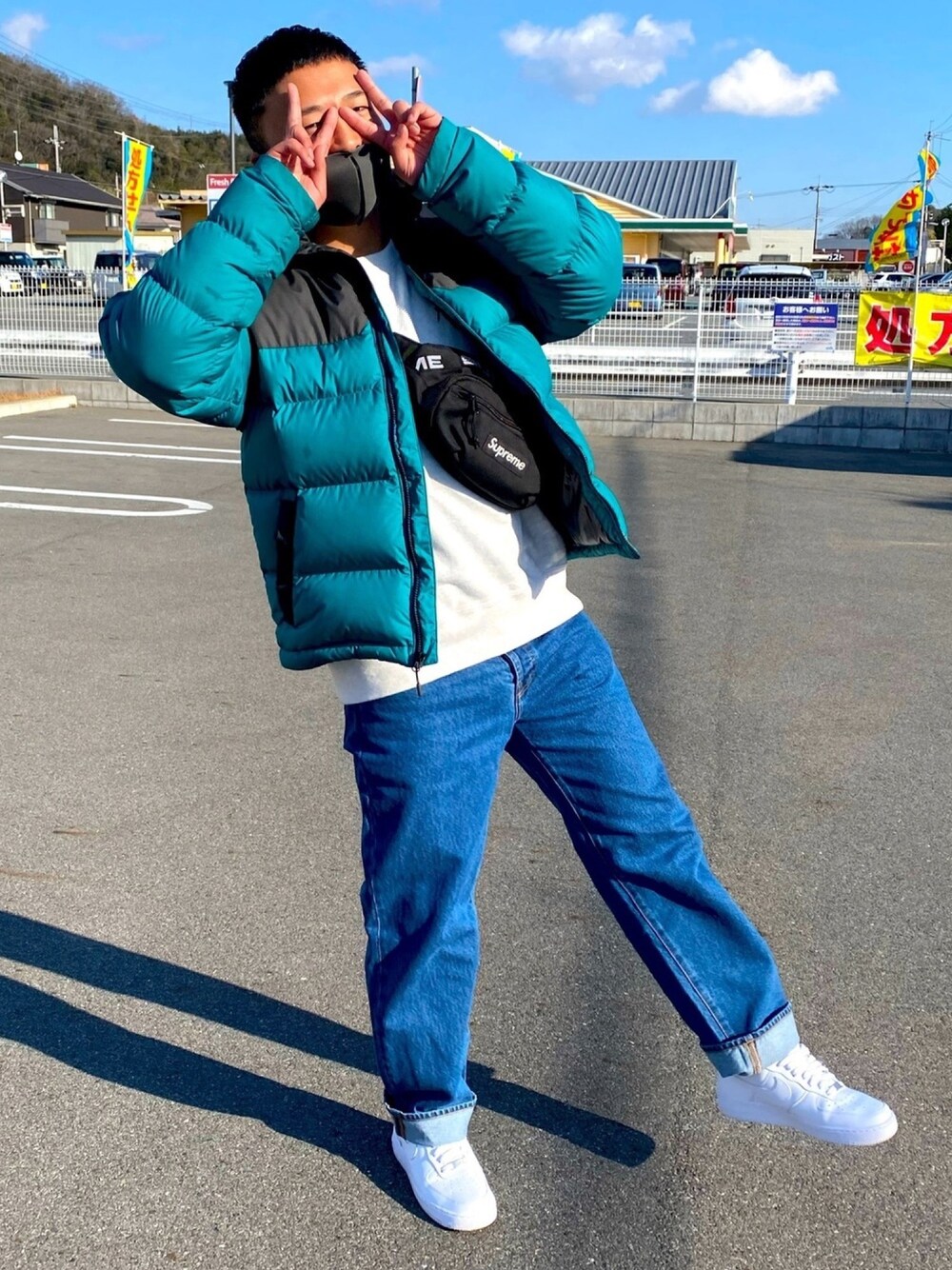 「エアフォースワン、ヌプシ、supreme、二郎系ラーメン食ったった、いいデニムはシルエットええわぁ、海外モデル」｜「THE NORTH FACEのアイテム（ダウンジャケット/コート、ブルー系）」を使った、しんぺーさん（メンズ・171cm）の冬コーディネートの1枚目の写真