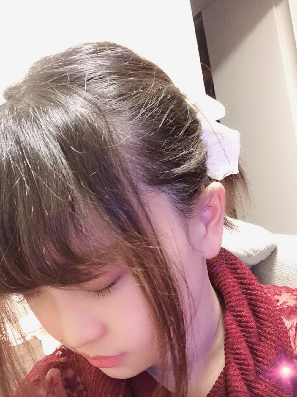 レッド系のワンピース、ホワイト系のヘアゴムを着用したレディースの秋コーディネートの1枚目の写真