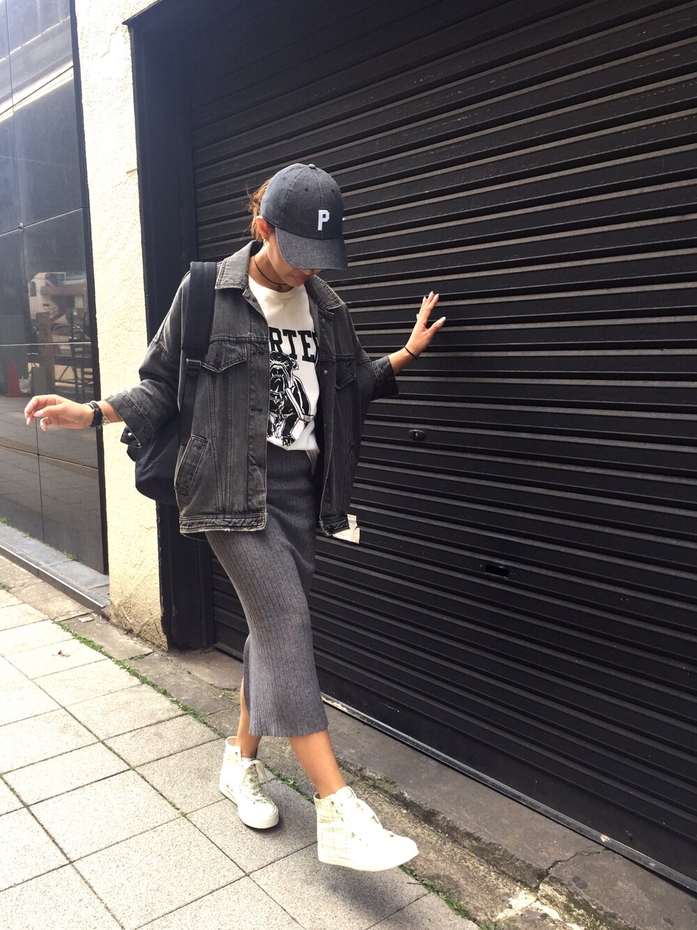 ホワイト系のTシャツ/カットソー、パープル系のバックパック/リュック、グレー系のキャップを着用したレディースの春コーディネートの1枚目の写真