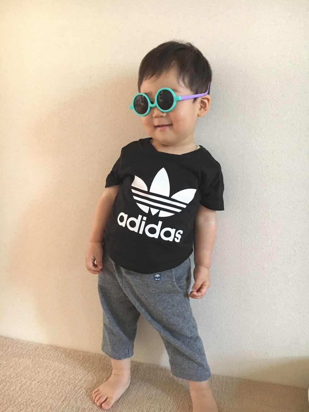 「スポーツミックス、アディダス、サングラス」｜「adidasの【adidas】アディダス LITTLE TRF S/S TEE（Tシャツ/カットソー、ホワイト系）」を使った、SOUさん（キッズ・80cm）の夏コーディネートの1枚目の写真