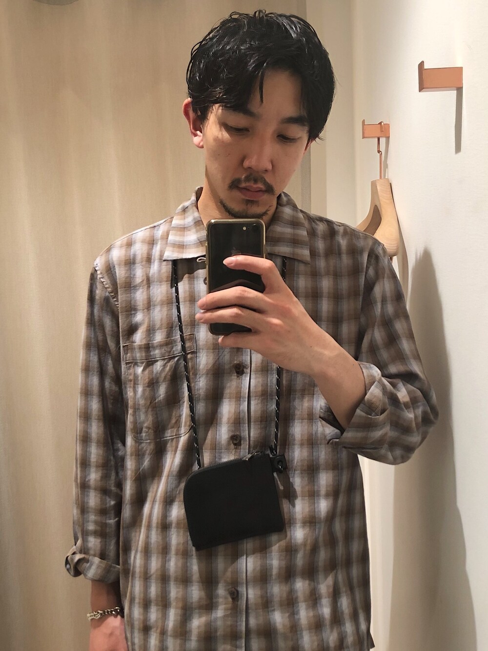 「シンプル、ゆるコーデ、大人カジュアル、きれいめカジュアル、財布、PUBLIC TOKYO、パブリックトウキョウ」｜「PUBLIC TOKYOのオーバーサイズチェックオープンカラー開襟シャツ（シャツ/ブラウス、ブラウン系）」を使った、高山 湧士さん（メンズ・174cm）の夏コーディネートの1枚目の写真