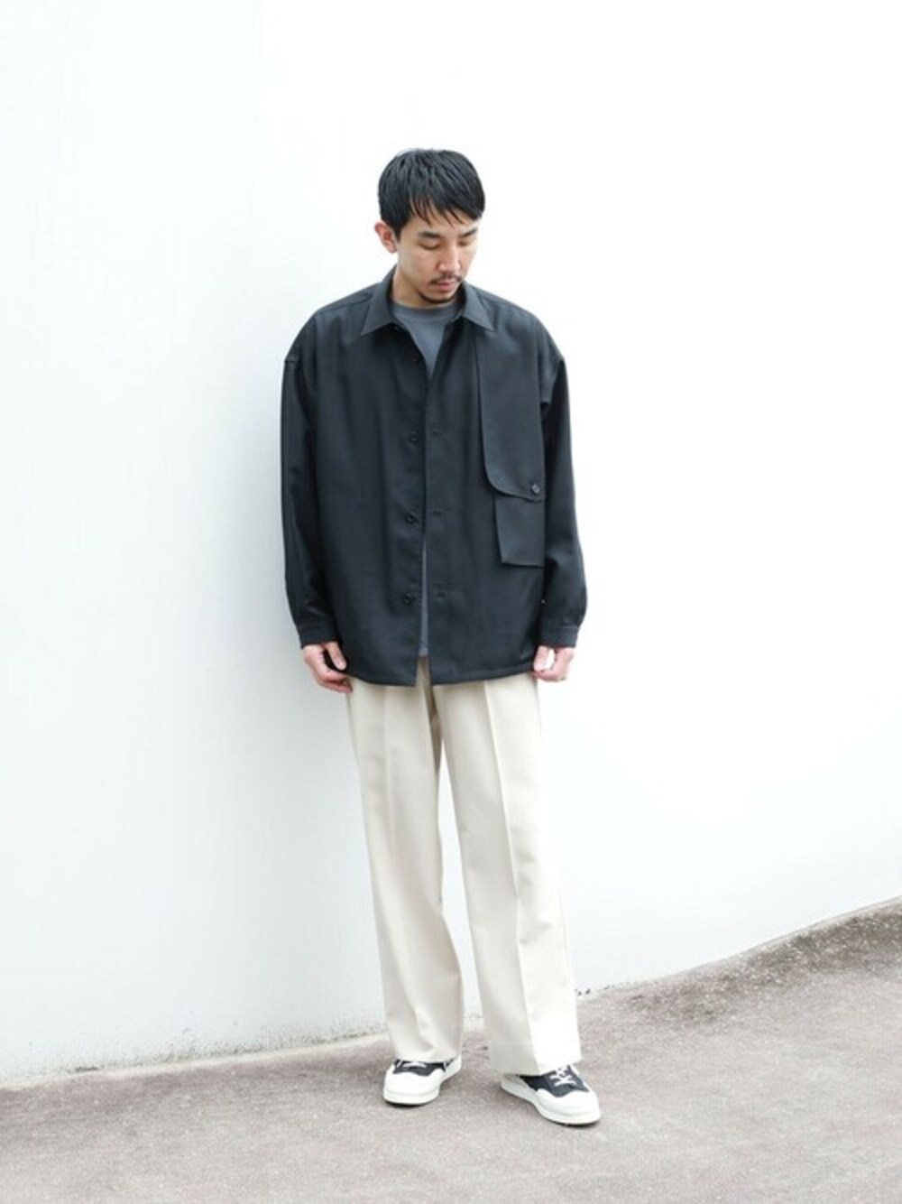 「ブルゾン、Tシャツ、スラックス、スタイリング、コーディネート、publictokyo、パブリックトウキョウ」｜「PUBLIC TOKYOのミリタリーステッチオーバーシャツブルゾン（シャツ/ブラウス、ブラック系）」を使った、高山 湧士さん（メンズ・174cm）の秋コーディネートの1枚目の写真