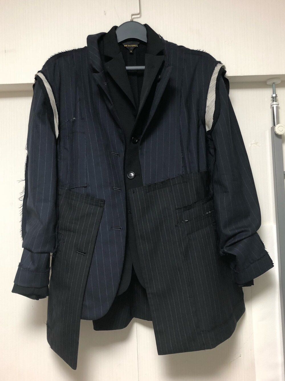 「COMME des GARCONS、テーラードジャケット、再構築」｜「COMME des GARCONSのアイテム（テーラードジャケット、ブラック系）」を使った、RCさん（メンズ・175cm）の冬コーディネートの1枚目の写真