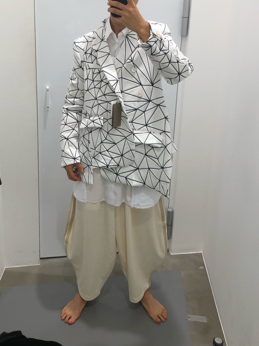 「COMME des GARCONS HOMME PLUS、COMME des GARCONS、白、18aw、秋冬」｜「COMME des GARCONS HOMME PLUSのアイテム（テーラードジャケット、ホワイト系）」を使った、RCさん（メンズ・175cm）の夏コーディネートの1枚目の写真