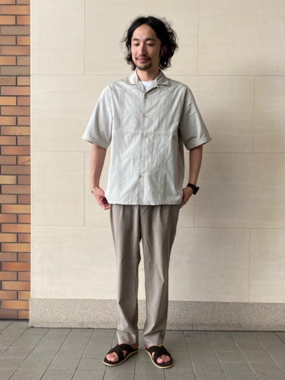 ベージュ系のその他パンツ、ブラウン系のサンダル、グレー系のシャツ/ブラウスを着用したメンズの春コーディネートの1枚目の写真