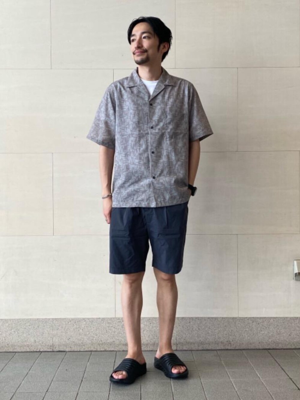 ブラック系のサンダル、グレー系のその他パンツ、ベージュ系のシャツ/ブラウスを着用したメンズの夏コーディネートの1枚目の写真