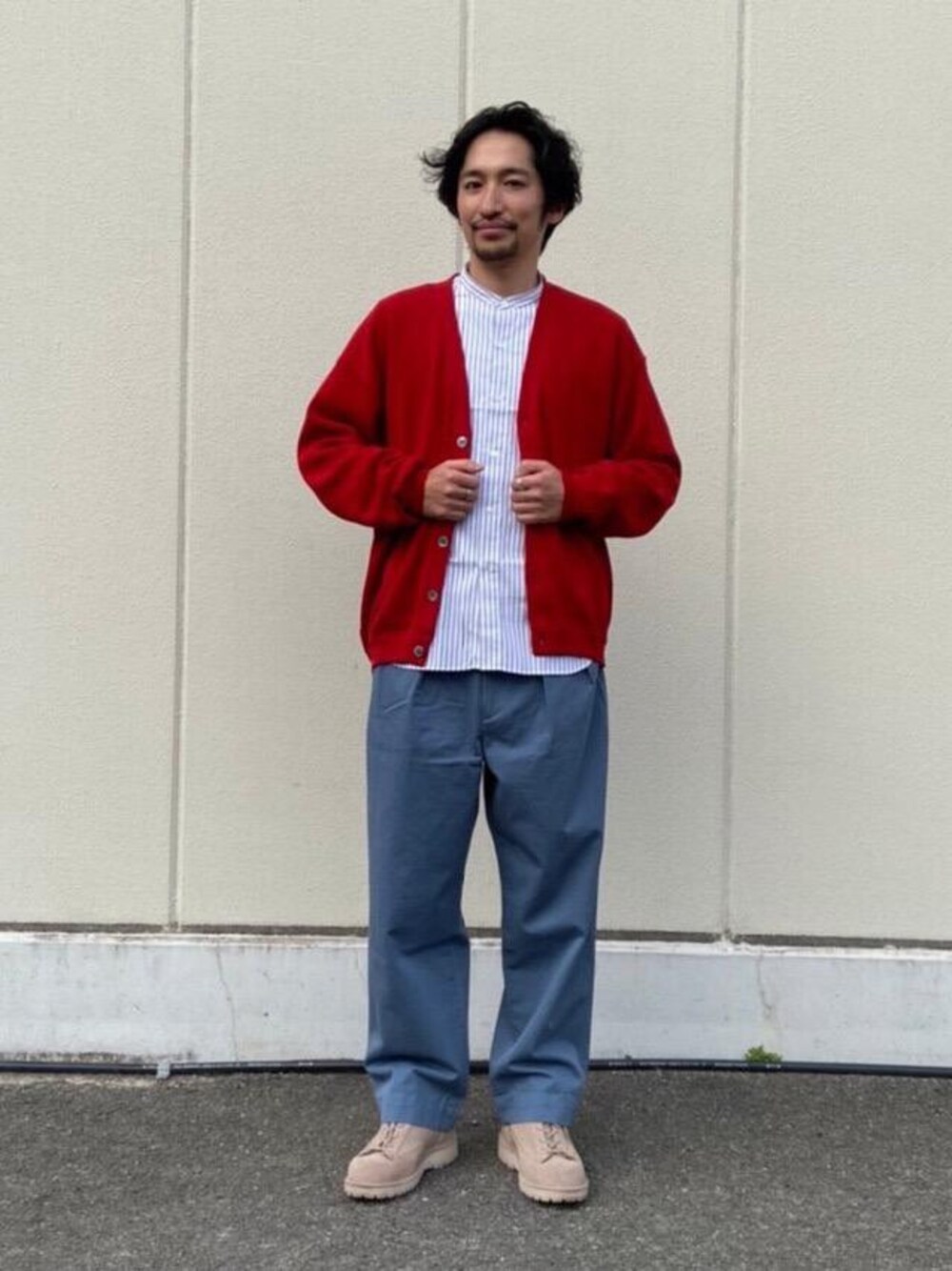 ブルー系のその他パンツ、ホワイト系のシャツ/ブラウスを着用したメンズの冬コーディネートの1枚目の写真