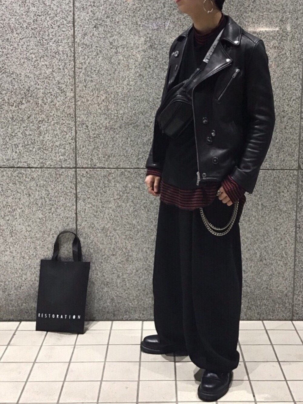 ブラック系のライダースジャケット、ブラック系のTシャツ/カットソー、レッド系のニット/セーターを着用したメンズの冬コーディネートの1枚目の写真