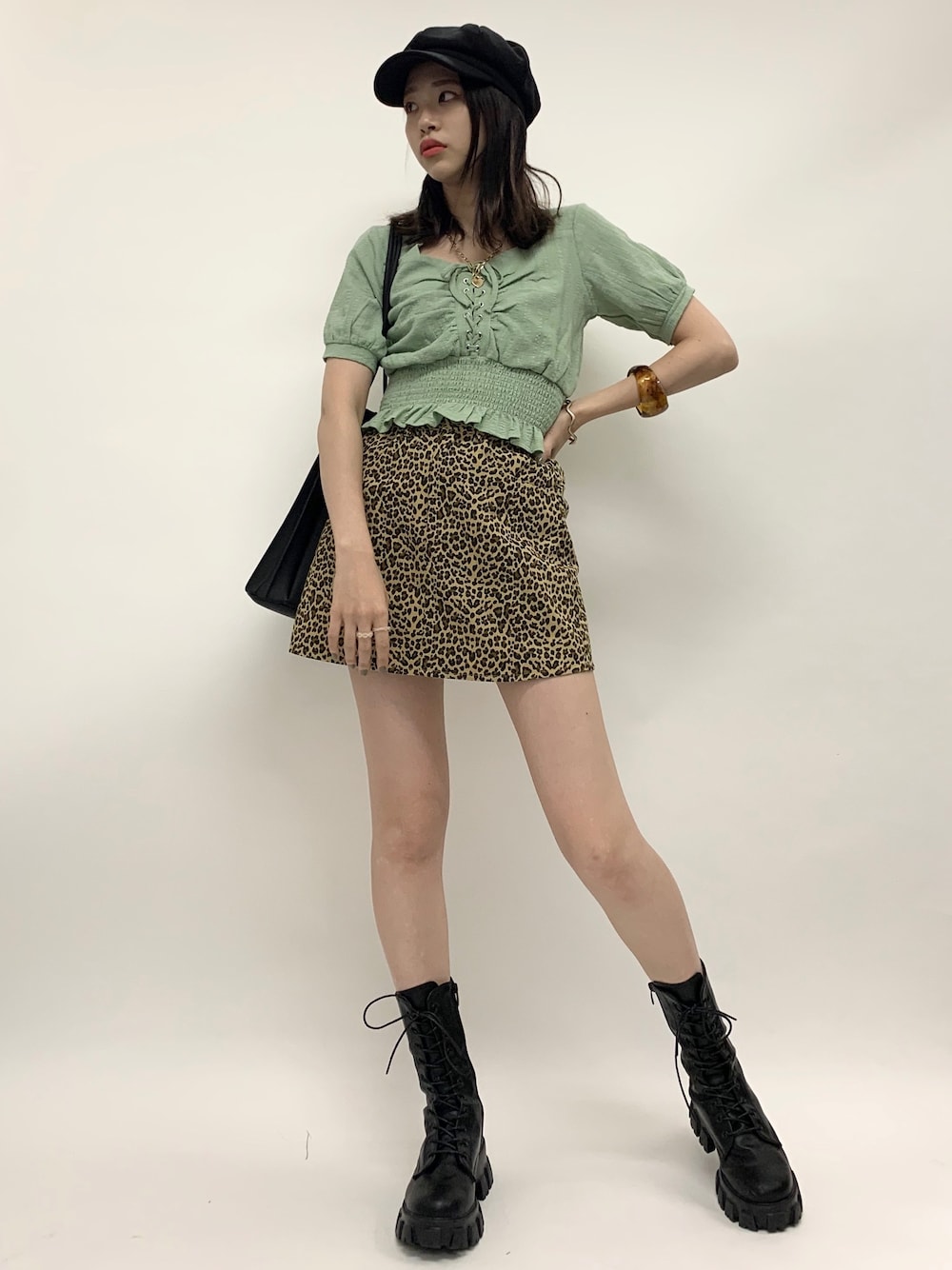 「プリーツバッグ、レオパード、秋服準備はじめました、秋コーデ、韓国ファッション、ブラウス、キャスケット、ブーツ、大人コーデ、プチプラ」｜「WCのWC/レースアップトップス（シャツ/ブラウス、グリーン系）」を使った、えみさん（レディース・160cm）の秋コーディネートの1枚目の写真