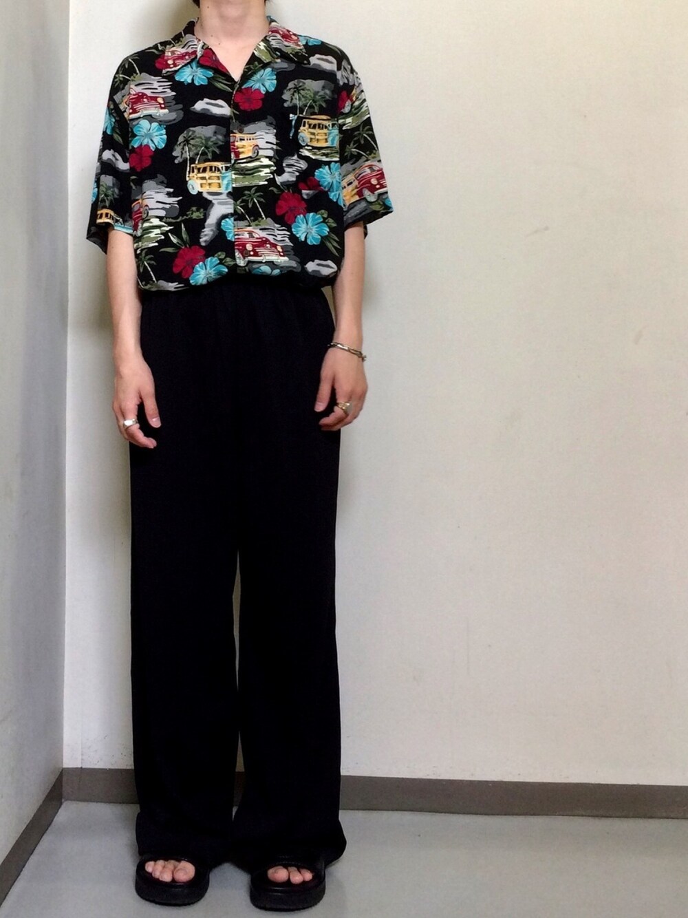 「アロハシャツ、GUCCI、ワイドパンツ、古着、サンダル、ラバーソール、モード、アクセサリー、リング、タックイン」｜「古着のアイテム（シャツ/ブラウス、ブラック系）」を使った、がっちさん（メンズ・173cm）の春コーディネートの1枚目の写真