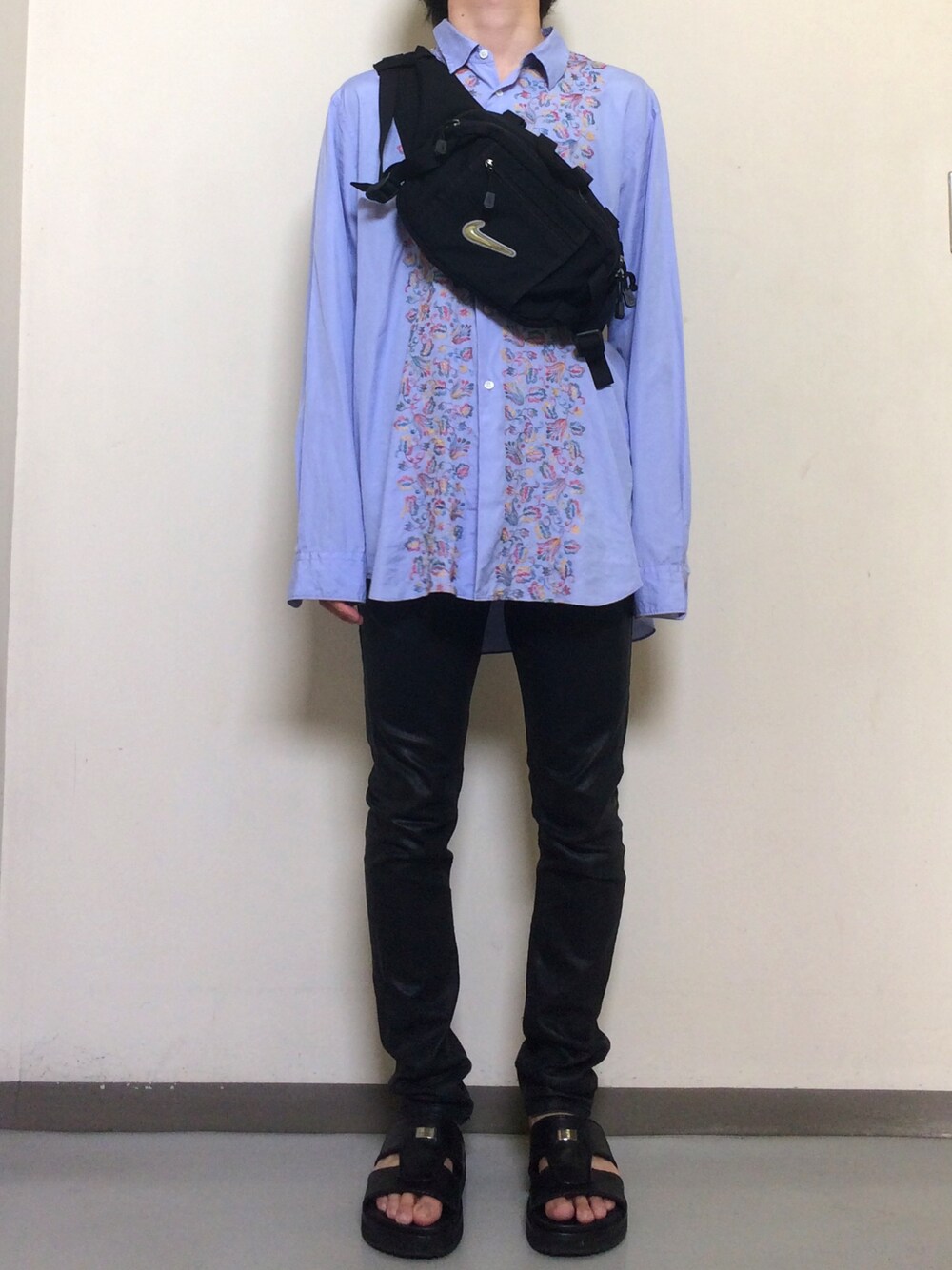 「モード、ストリート、コムデギャルソン、GUCCI、ナイキ、スキニーデニム、ボディバッグ、ウエストバッグ」｜「COMME des GARCONSのアイテム（シャツ/ブラウス、ブルー系）」を使った、がっちさん（メンズ・173cm）の夏コーディネートの1枚目の写真