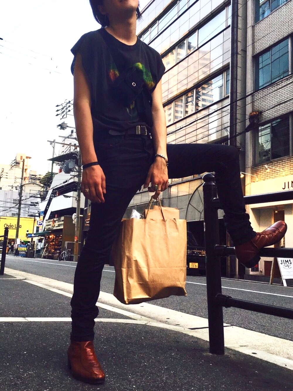 「ノースリーブ、スキニーデニム、ブーツ、ボディバッグ、モード、ストリート、古着、タックイン」｜「古着のアイテム（タンクトップ、ブラック系）」を使った、がっちさん（メンズ・173cm）の夏コーディネートの1枚目の写真