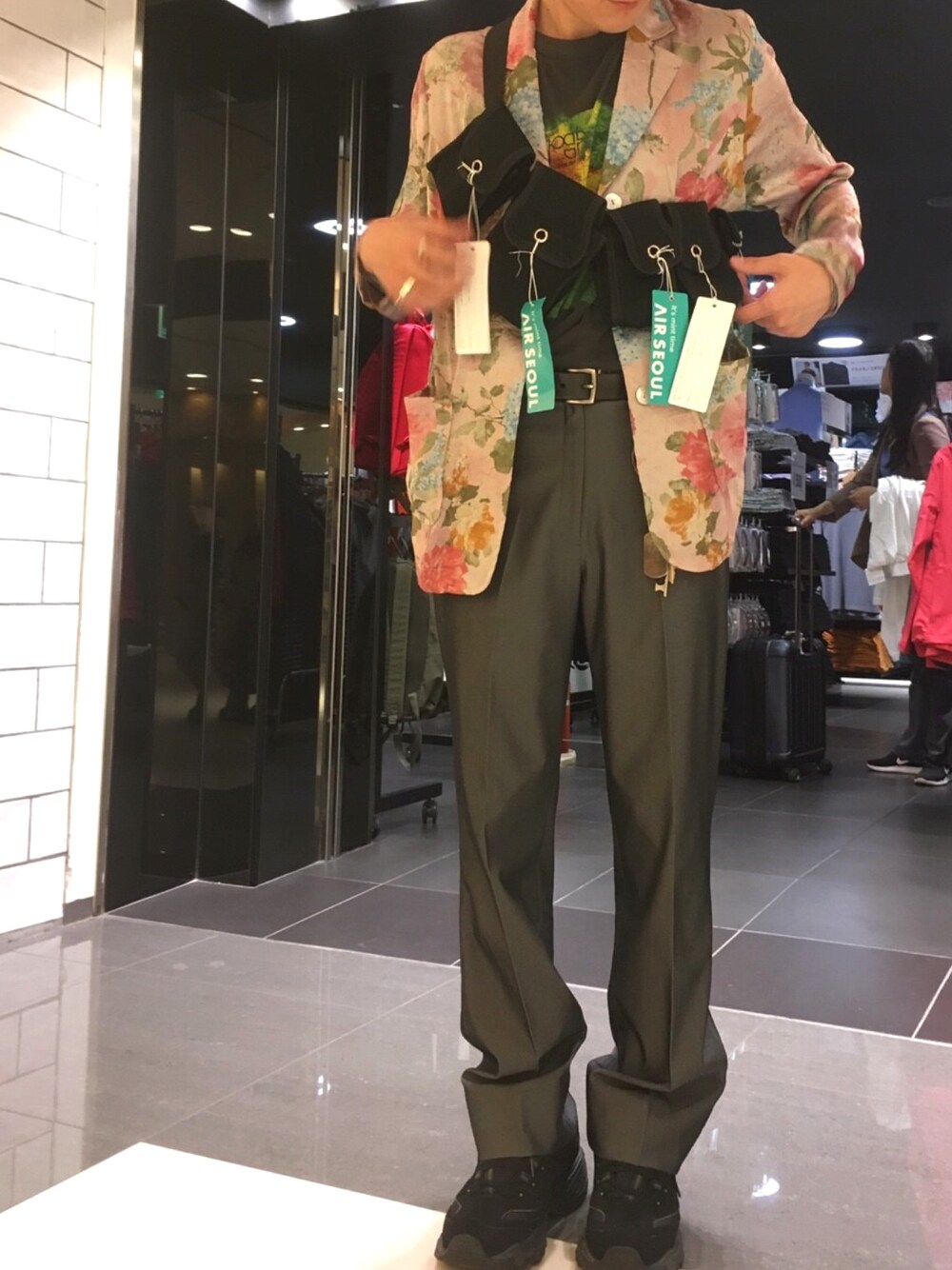 「モード、ストリート、夏セールで買いました、タックイン、スラックス、シャツスタイル、ボディバッグ、スニーカー、古着」｜「古着のアイテム（タンクトップ、ブラック系）」を使った、がっちさん（メンズ・173cm）の夏コーディネートの1枚目の写真