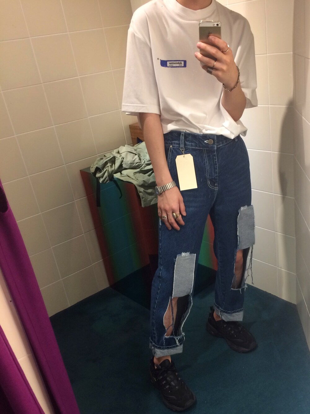 「夏のワントーンコーデ、ADER error、ダメージデニムパンツ、タックイン、Tシャツ、スニーカー、ストリート、モード、韓国ファッション」｜「ADER errorのアイテム（Tシャツ/カットソー、ホワイト系）」を使った、がっちさん（メンズ・173cm）の夏コーディネートの1枚目の写真