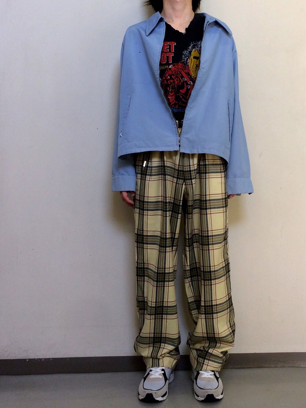 「チェックパンツ、ワイドパンツ、スニーカー、古着、タックイン、Tシャツ、ブルゾン、秋服準備はじめました、オーバーサイズ、ストリート」｜「古着のアイテム（Tシャツ/カットソー、ブラック系）」を使った、がっちさん（メンズ・173cm）の秋コーディネートの1枚目の写真
