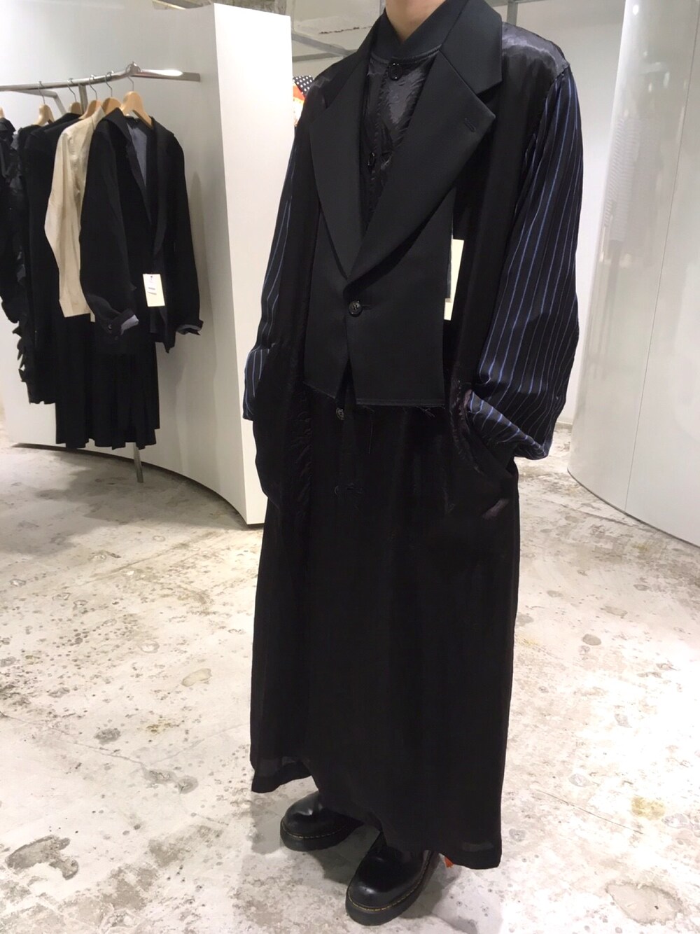 「COMME des GARCONS、ドクターマーチン、モード、ブラック、秋服準備はじめました、おしゃれさんと繋がりたい、ロングコート、ベスト、スタジャン」｜「COMME des GARCONSのアイテム（その他、ブラック系）」を使った、がっちさん（メンズ・173cm）の秋コーディネートの1枚目の写真