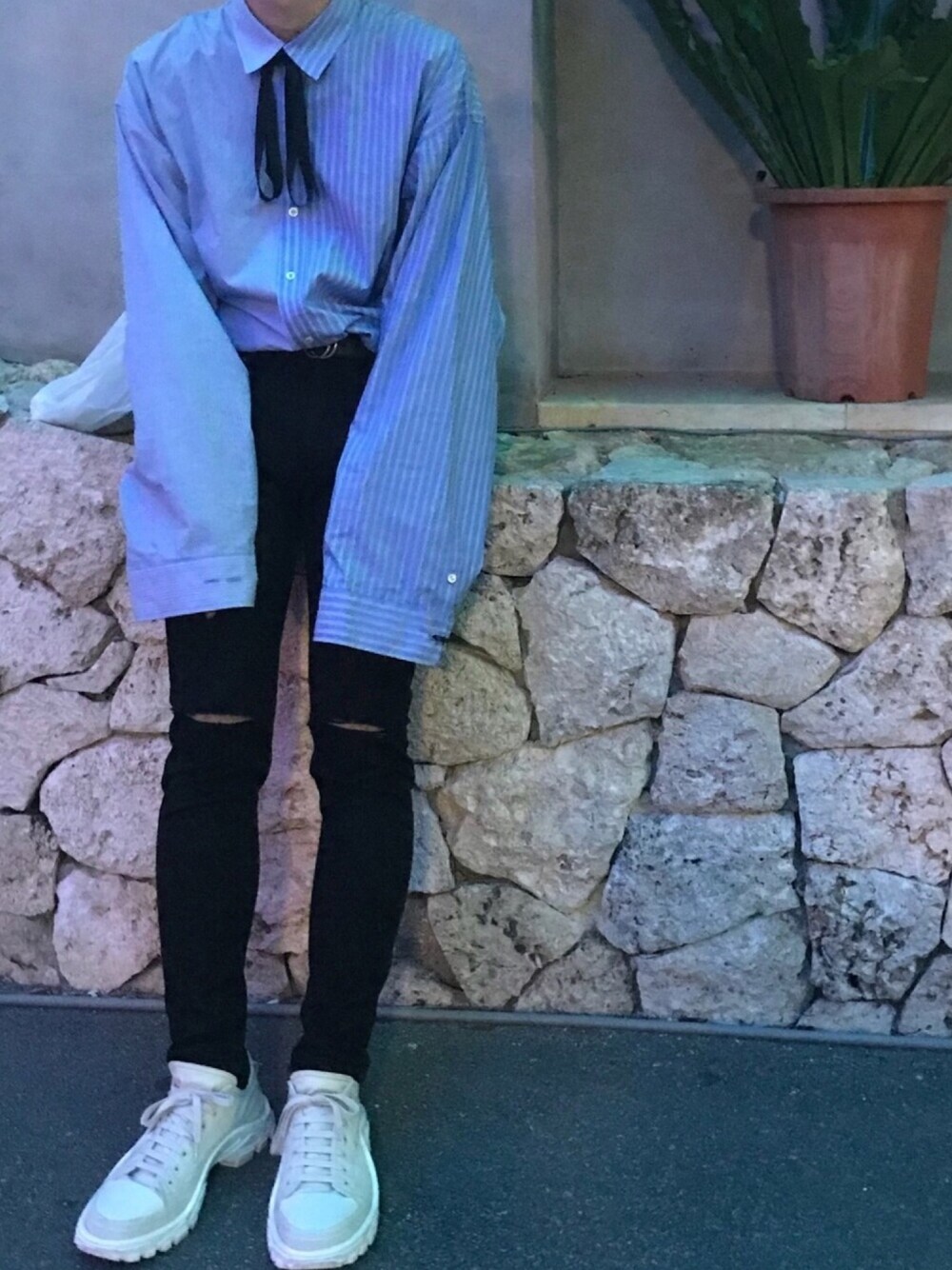 「RAF SIMONS、DRESSEDUNDRSSED、GUCCI、モード、ストリート、ストリートモード」｜「DRESSEDUNDRESSEDのDRESSEDUNDRESSED 『XXL PINSTRIPE COLOR BLOCK』シャツ（シャツ/ブラウス、ブルー系）」を使った、 つさん（メンズ・176cm）の冬コーディネートの1枚目の写真