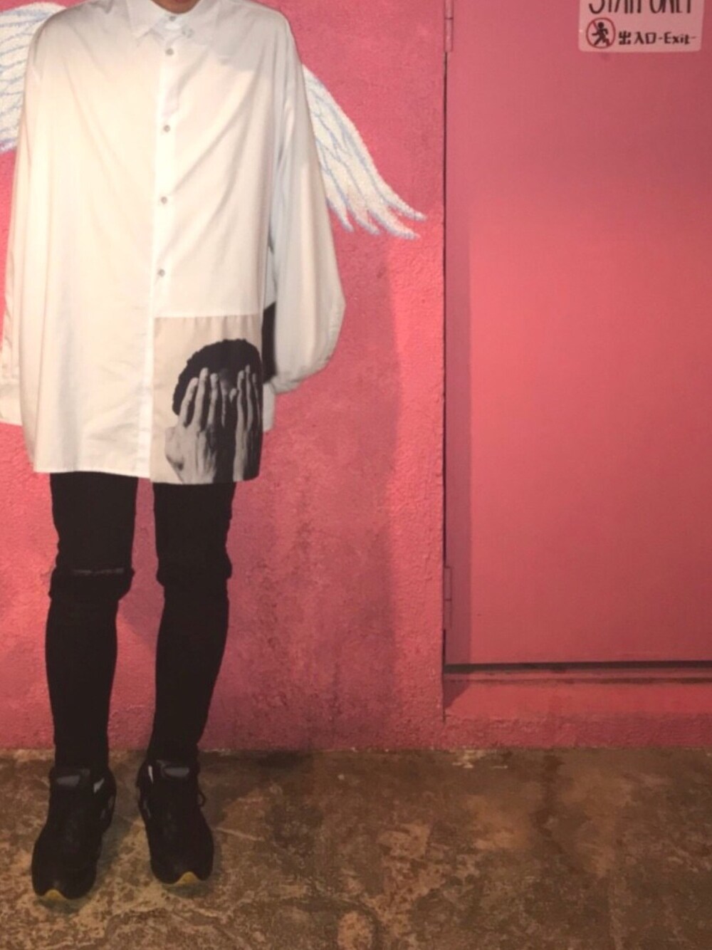 「RAF SIMONS、rafsimons×adidas、モード、モードストリート」｜「RAF SIMONSのアイテム（シャツ/ブラウス、ホワイト系）」を使った、 つさん（メンズ・176cm）の冬コーディネートの1枚目の写真
