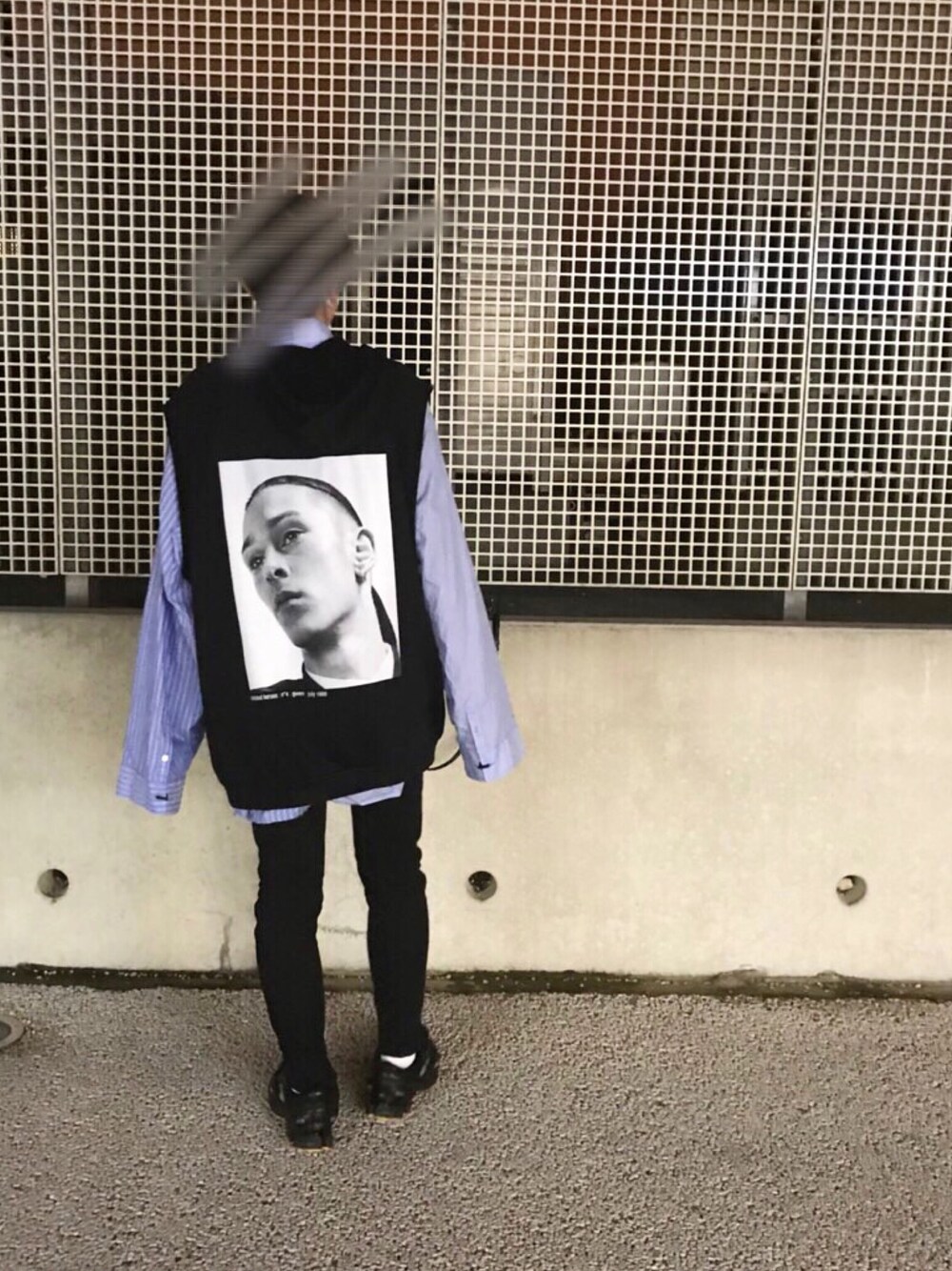 「RAF SIMONS、DRESSEDUNDRSSED、ozweego、モード、モードストリート、ストリート」｜「DRESSEDUNDRESSEDのDRESSEDUNDRESSED 『XXL PINSTRIPE COLOR BLOCK』シャツ（シャツ/ブラウス、ブルー系）」を使った、 つさん（メンズ・176cm）の冬コーディネートの1枚目の写真
