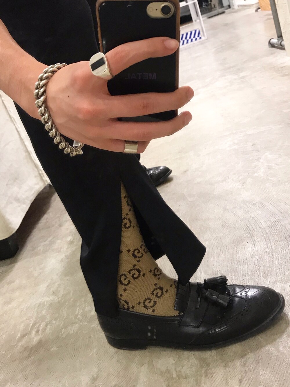 「GUCCI、ALDEN、MARGIELA、スリットパンツ」｜「GUCCIのアイテム（ソックス/靴下、ベージュ系）」を使った、 つさん（メンズ・176cm）の春コーディネートの1枚目の写真