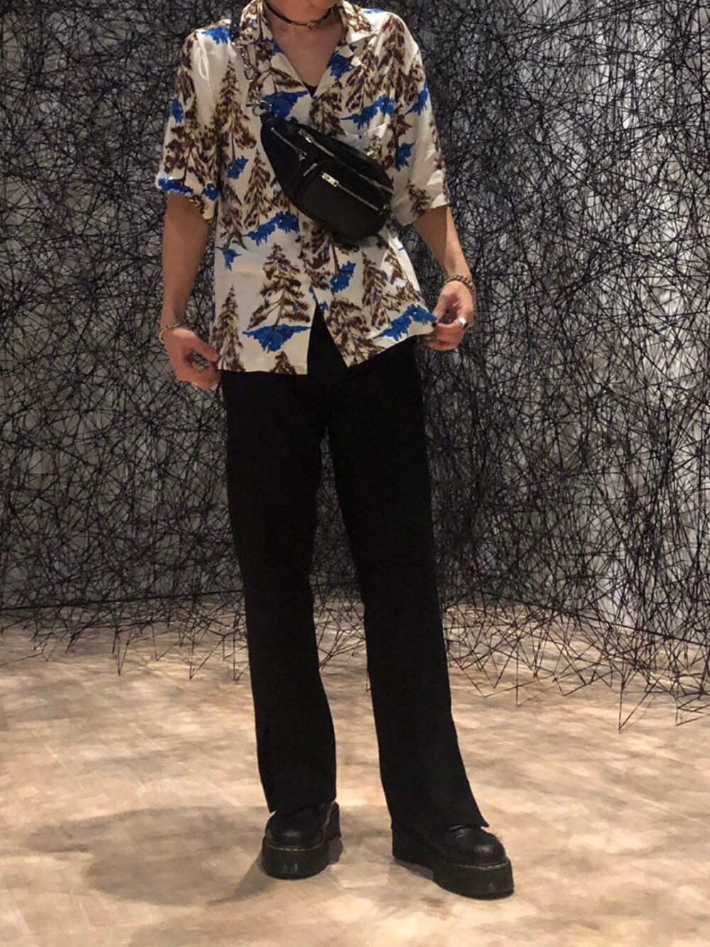 「夏コーデ、AcneStudios、Maison Martin Margiela、Maison Margiela、Alexander Wang、Alexander McQueen、Dr.Martens、ガラシャツ」｜「Acne Studiosのアイテム（シャツ/ブラウス、ブルー系）」を使った、 つさん（メンズ・176cm）の夏コーディネートの1枚目の写真