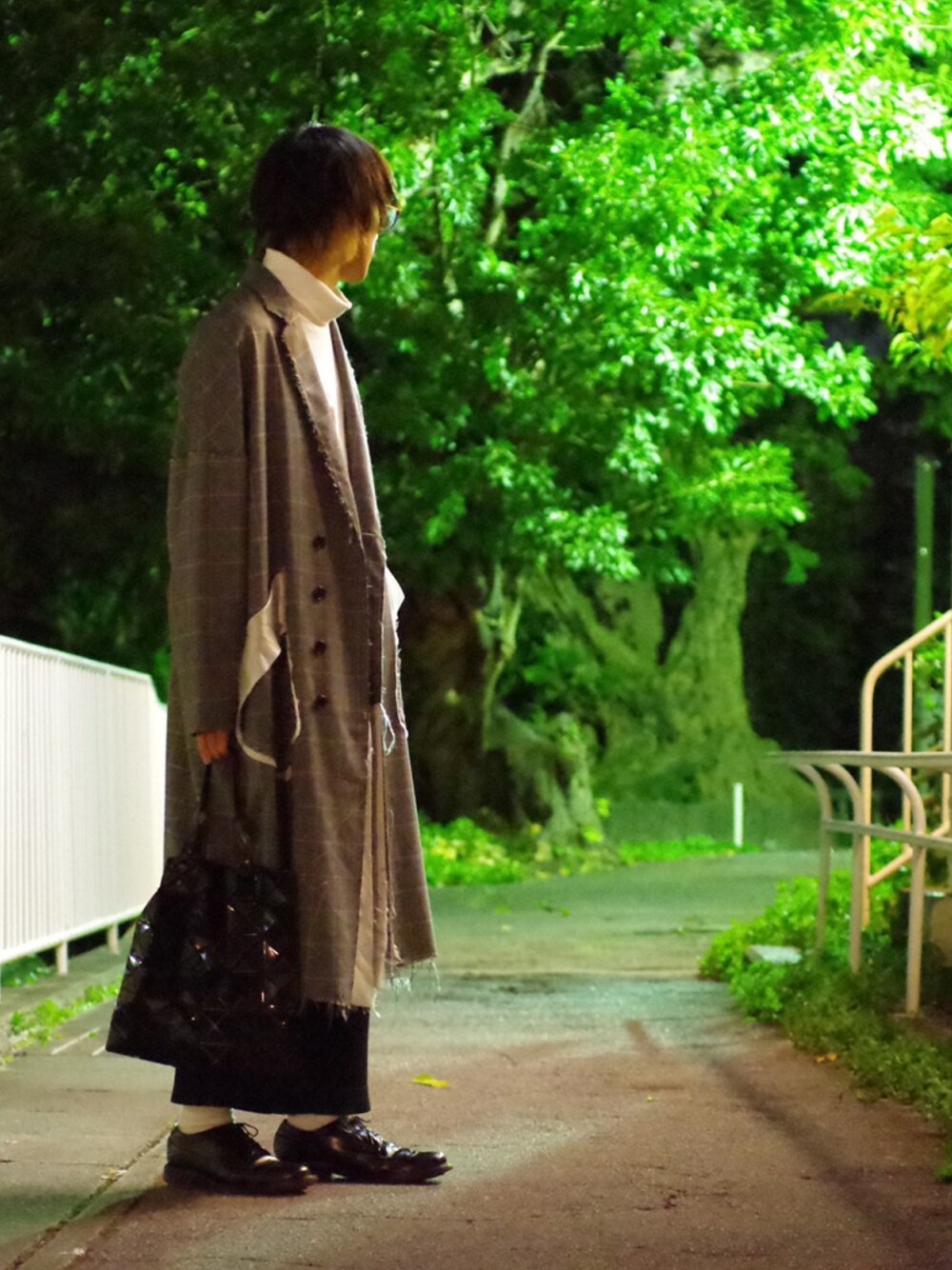 「sulvam、ISSEY MIYAKE、HOMME PLISSÉ ISSEY MIYAKE、BAO BAO ISSEY MIYAKE」｜「sulvamのアイテム（チェスターコート、シルバー系）」を使った、 つさん（メンズ・176cm）の冬コーディネートの1枚目の写真