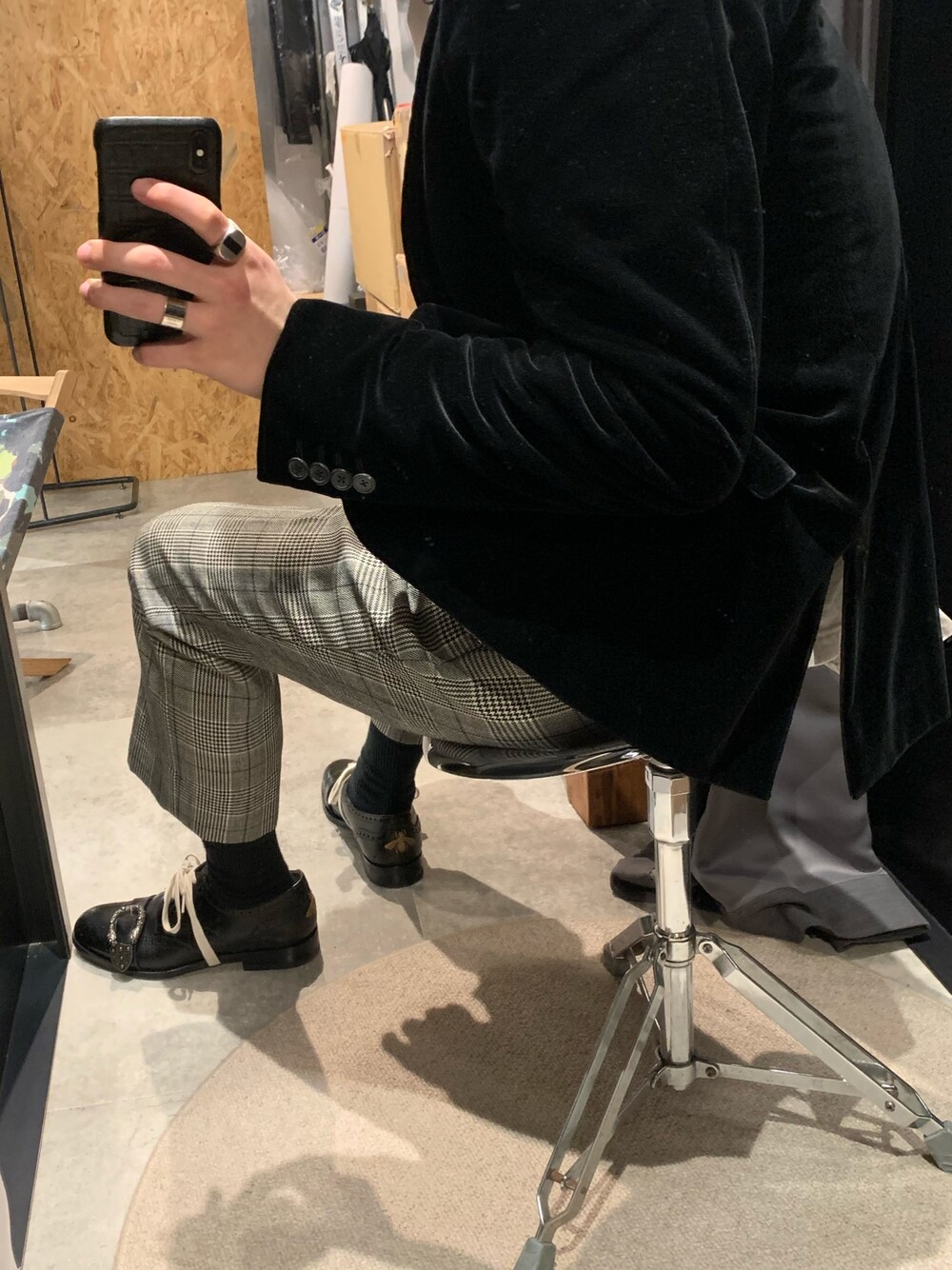 「アレキサンダーマックイーン、Alexander McQueen、GUCCI、JOHN LAWRENCE SULLIVAN、Maison Margiela」｜「Alexander McQueenのアイテム（テーラードジャケット、ブラック系）」を使った、 つさん（メンズ・176cm）の冬コーディネートの1枚目の写真