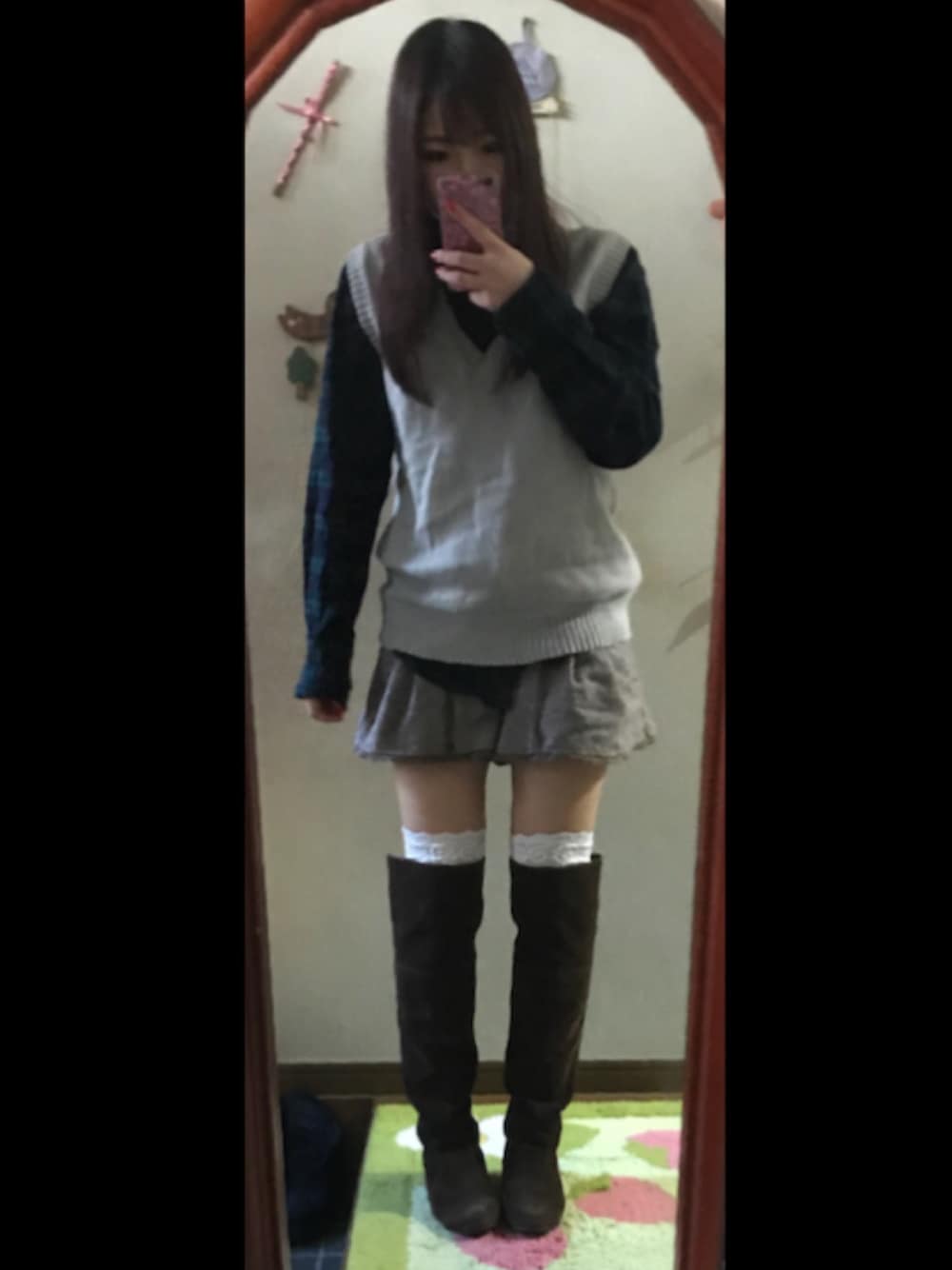 「男の子×女の子、ガーリーカジュアル、きちんと、冬、シンプル」｜「Cecileのアイテム（ベスト、グレー系）」を使った、アラレさん（レディース・154cm）の春コーディネートの1枚目の写真