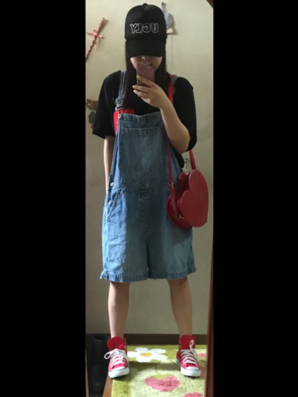 「男の子×女の子、夏、楽チン、ポイントカラー赤、メンズライク」｜「SPINNSのアイテム（サロペット/オーバーオール、ブルー系）」を使った、アラレさん（レディース・154cm）の夏コーディネートの1枚目の写真
