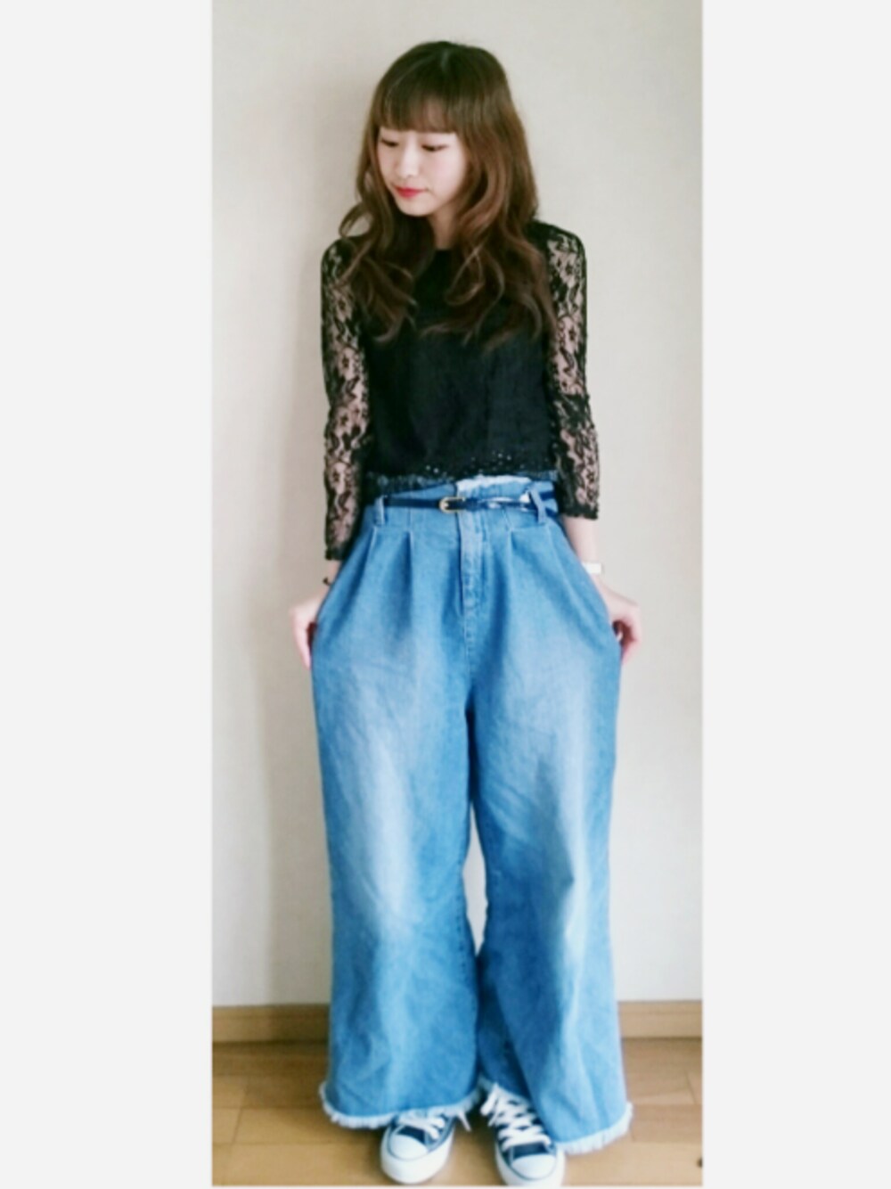 「レース、レーストップス、ワイドパンツ、デニム、spring、カジュアル、ootd、シンプル、オトナカジュアル、春」｜「no brandのアイテム（シャツ/ブラウス、ブラック系）」を使った、moeさん（レディース・161cm）の春コーディネートの1枚目の写真