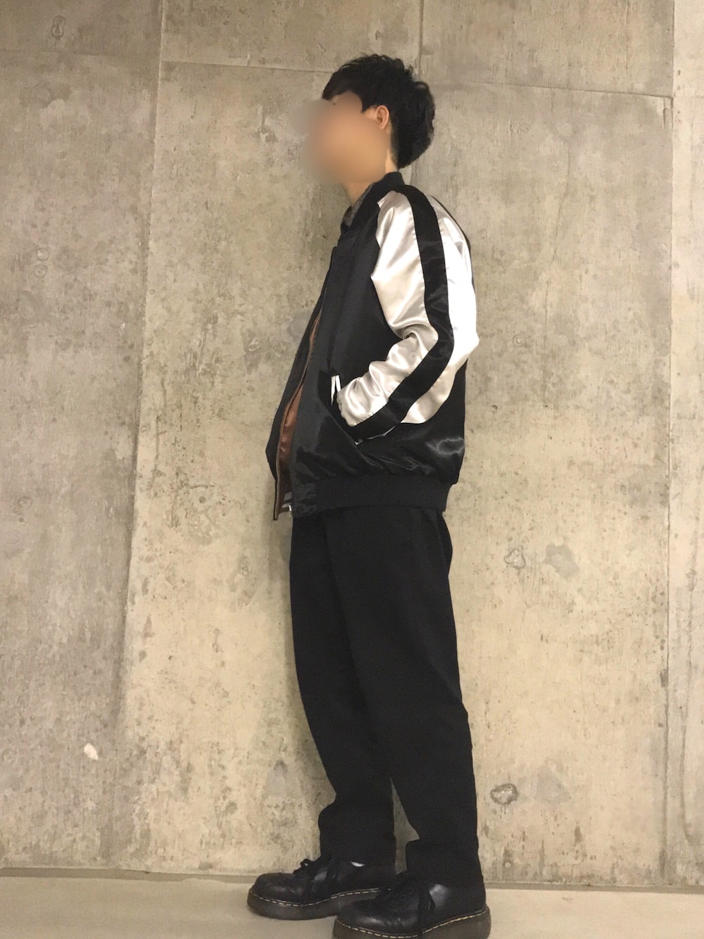 「ブラック、Dr.Martens、リバーシブル、休日スタイル、ワイドパンツ、ootd、低身長、ストリートMIX、おしゃれさんと繋がりたい、はるコーデ」｜「GLOBAL WORKのチノタックテーパードパンツ/777465（その他パンツ、ブラック系）」を使った、deeeさん（メンズ・166cm）の春コーディネートの1枚目の写真