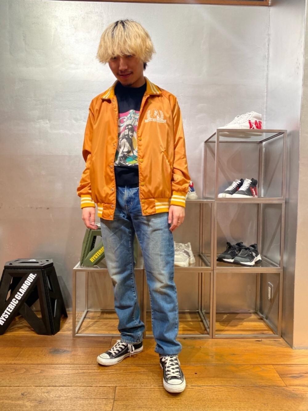 「デニム、Hysteric Glamour、春コーデ、ヒステリックグラマー」｜「HYSTERIC GLAMOURのACOUSTIC ACADEMY 衿リブコーチジャケット（スタジャン、オレンジ系）」を使った、YUDAIさん（メンズ・168cm）の春コーディネートの1枚目の写真