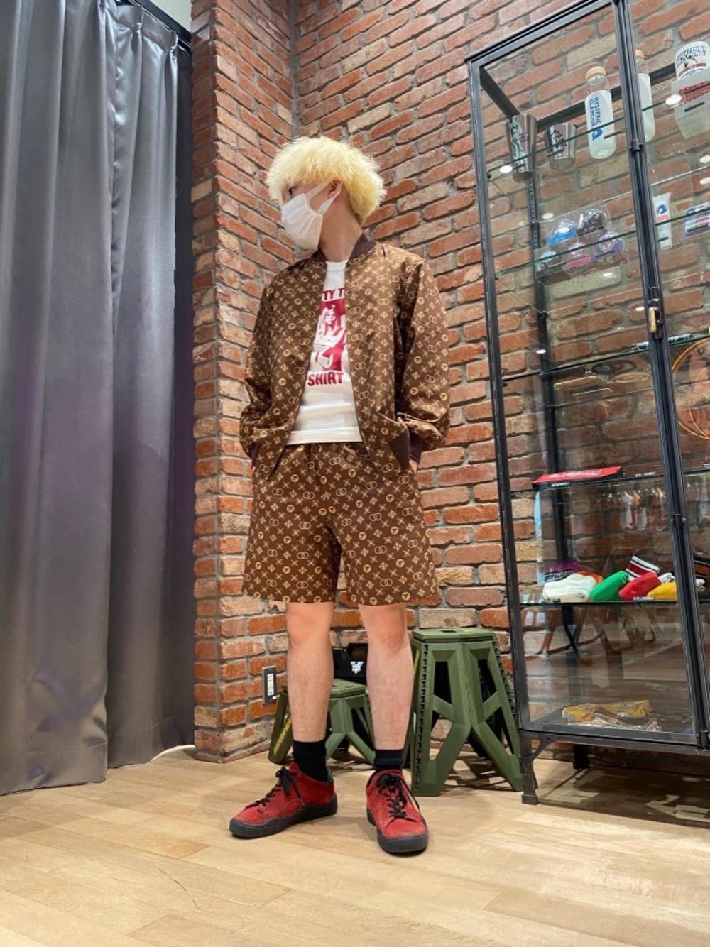 「セットアップ、Tシャツ、総柄、Hysteric Glamour、ラフコーデ、ヒステリックグラマー、ストリートコーデ、アウトドアコーデ」｜「HYSTERIC GLAMOURのMONOGRAM柄 ブルゾン（ブルゾン、ブラウン系）」を使った、YUDAIさん（メンズ・168cm）の夏コーディネートの1枚目の写真