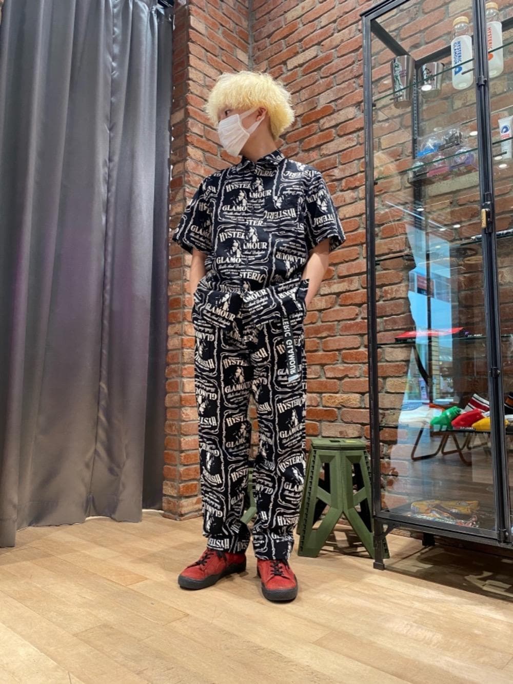 「セットアップ、総柄、Hysteric Glamour、ヒステリックグラマー」｜「HYSTERIC GLAMOURのLOGO テープベルト（ベルト、ブラック系）」を使った、YUDAIさん（メンズ・168cm）の夏コーディネートの1枚目の写真