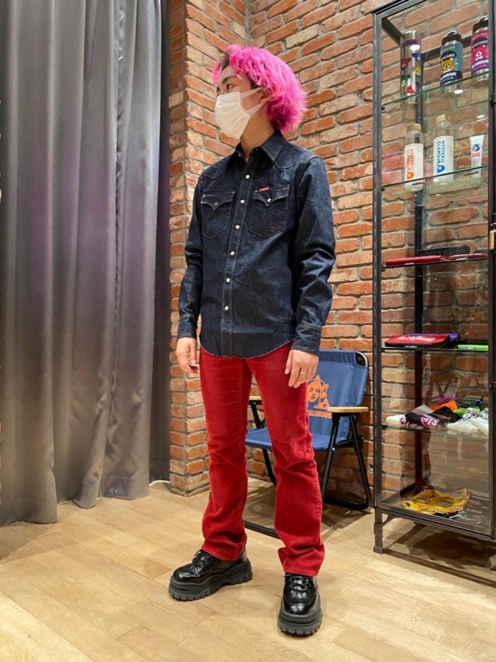 「長袖シャツ、Hysteric Glamour、フレアパンツ、ヒステリックグラマー、HYSTERICS、ロックコーデ、thee hysteric xxx、70'sコーデ」｜「HYSTERIC GLAMOURのスリムブーツカットパンツ（その他パンツ、レッド系）」を使った、YUDAIさん（メンズ・168cm）の秋コーディネートの1枚目の写真